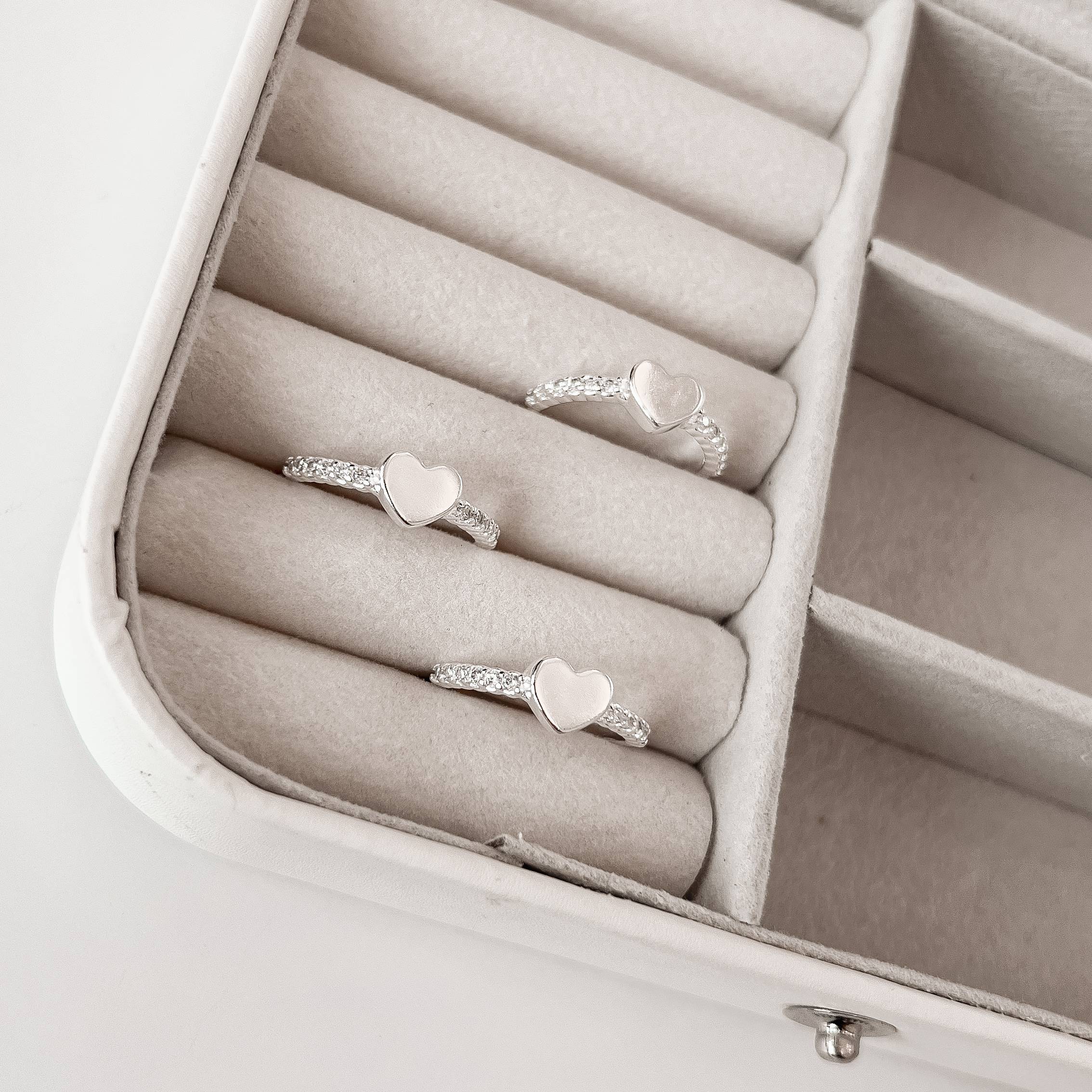 Anel coração com cravejado lateral