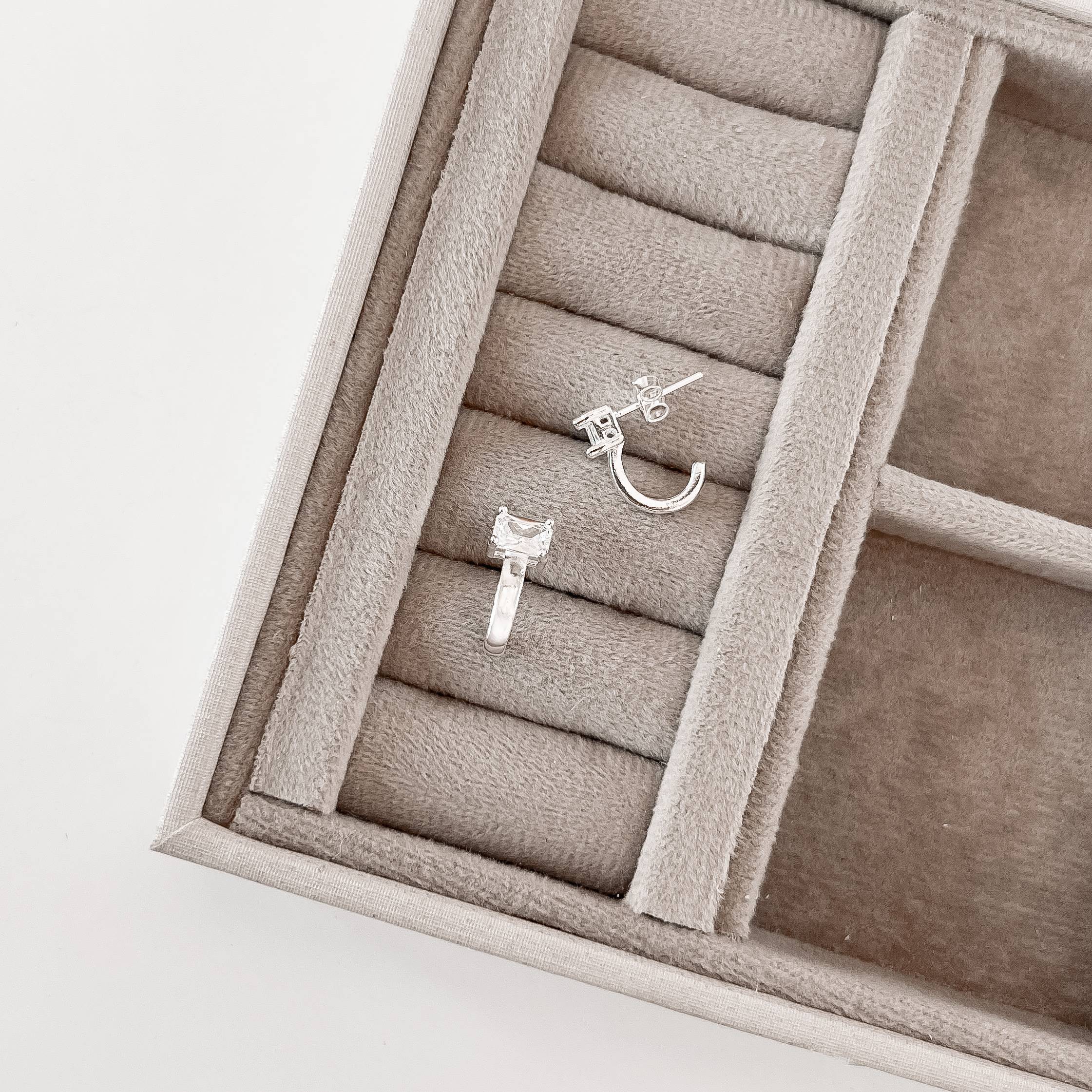 Imagem Brinco meia argola com zircônia retangular 14mm tarraxa