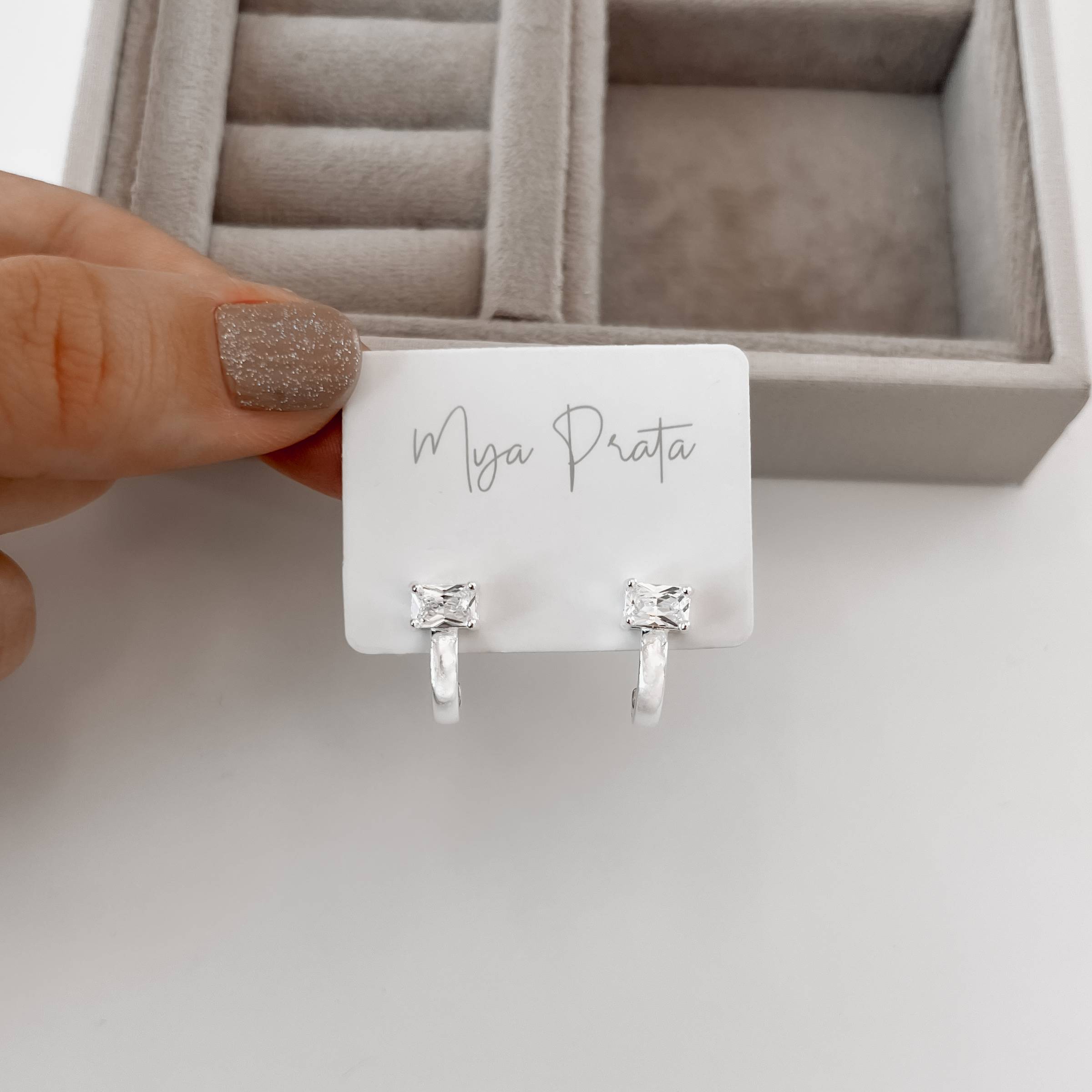 Imagem Secundária Brinco meia argola com zircônia retangular 14mm tarraxa