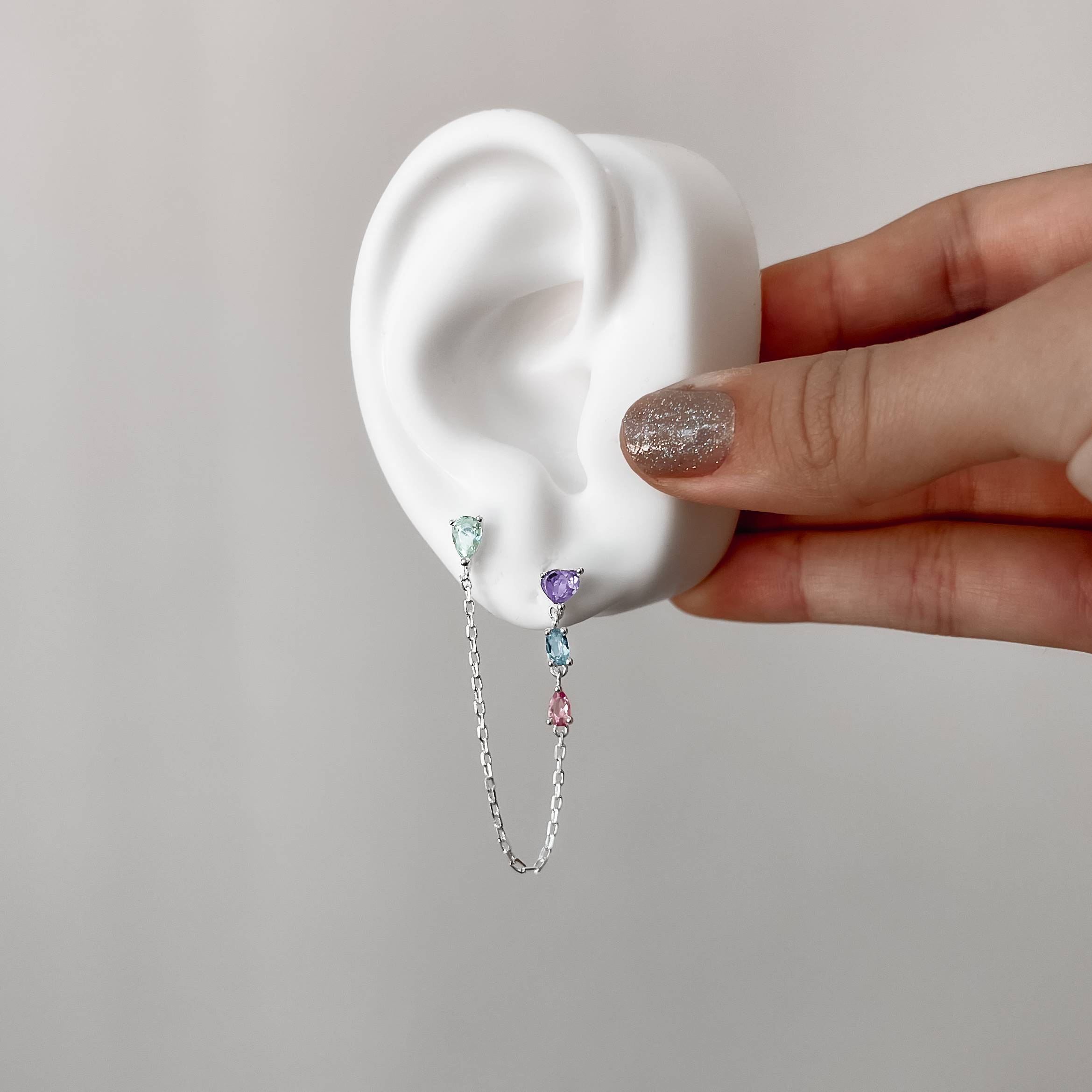 Imagem Brinco duplo zircônias coloridas com corrente fixa