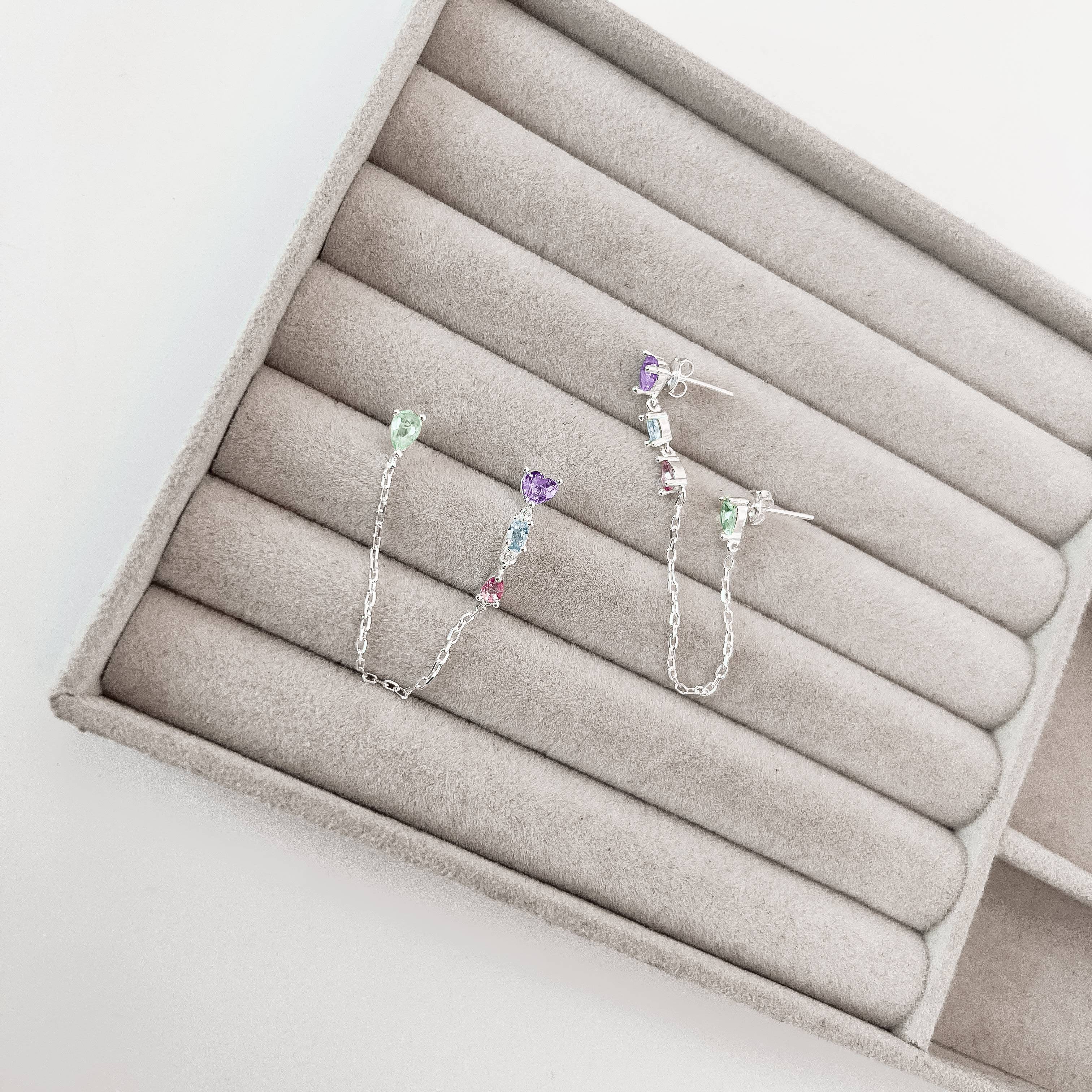 Imagem Secundária Brinco duplo zircônias coloridas com corrente fixa