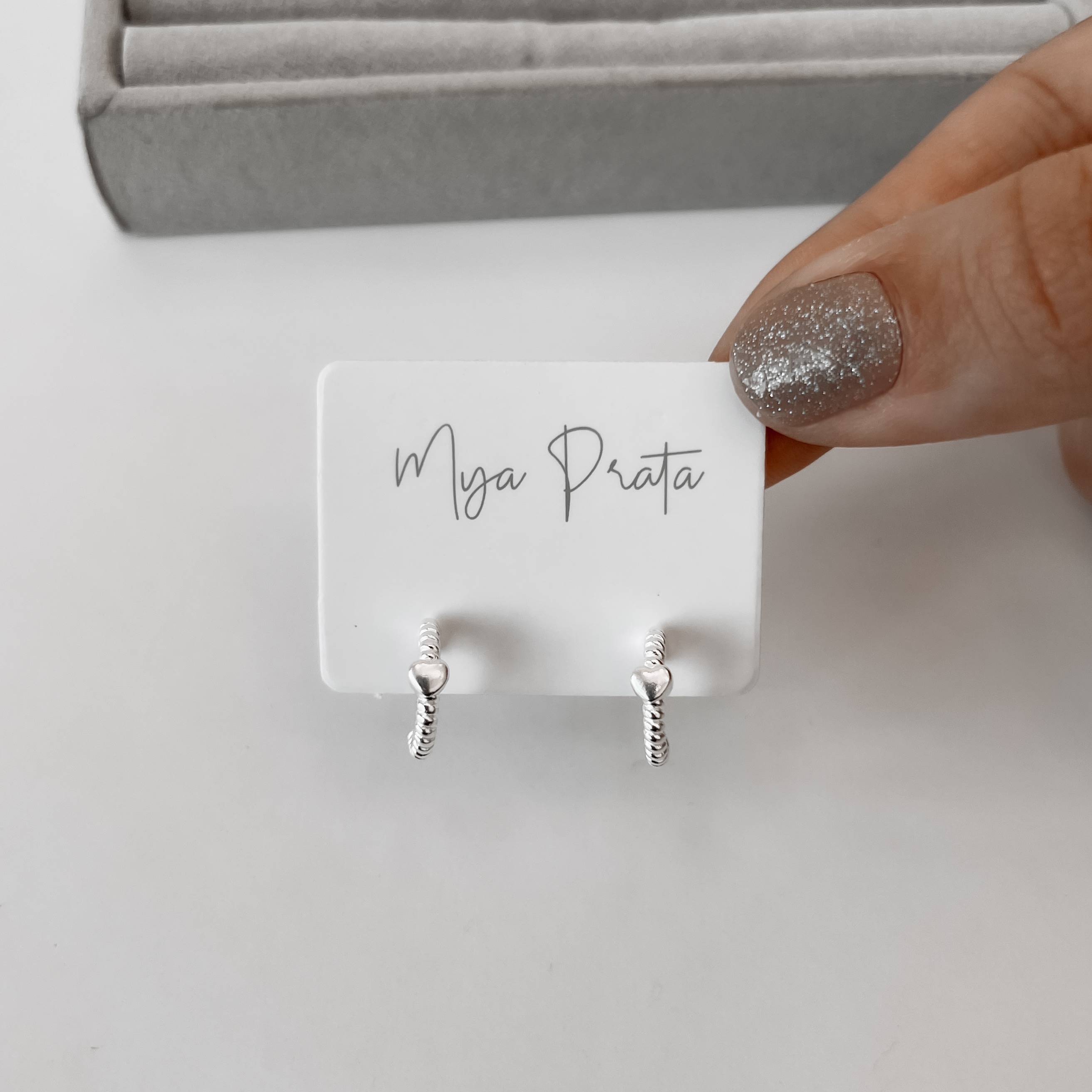 Imagem Brinco meia argola torcida com coração 13mm tarraxa