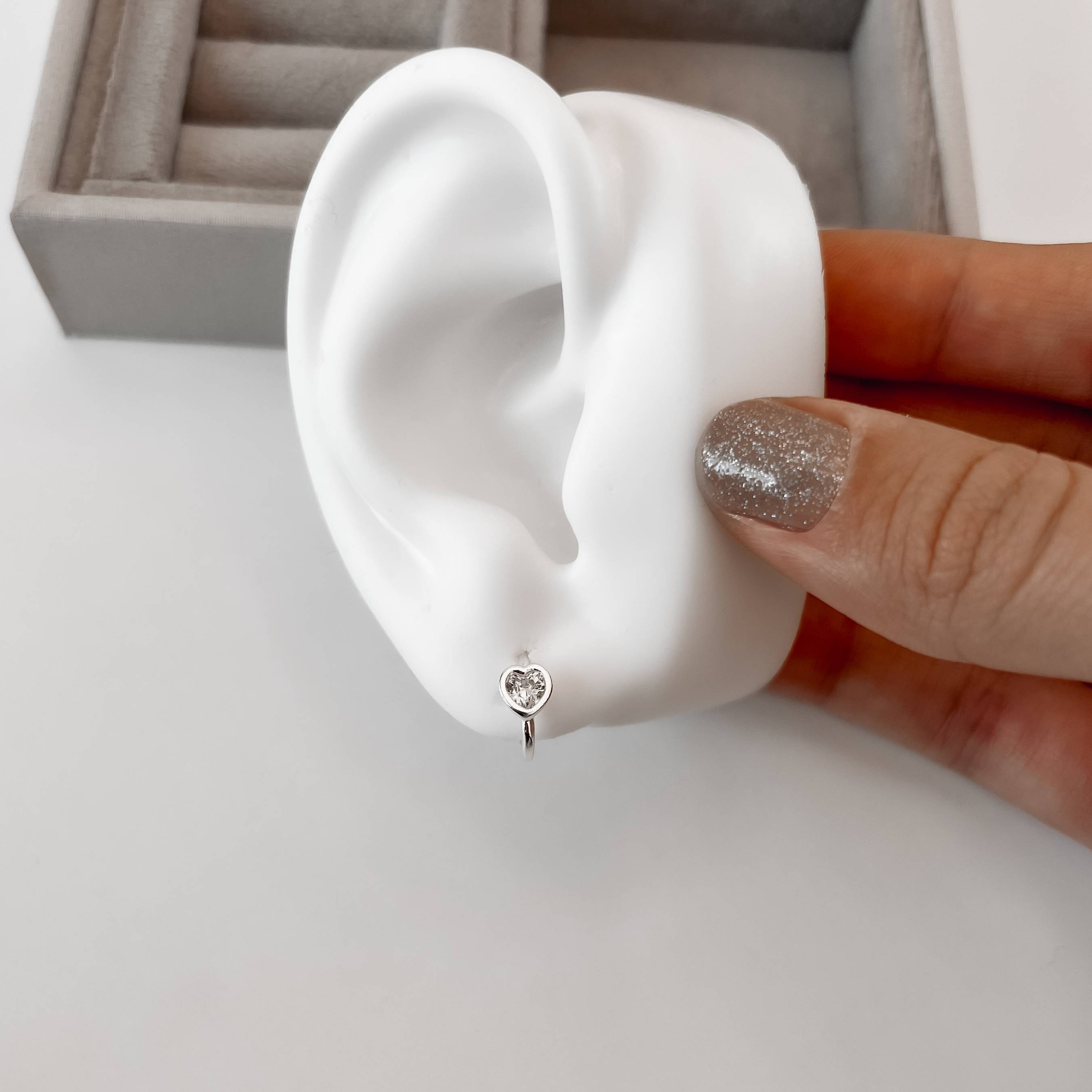 Brinco meia argola com zircônia coração 11mm tarraxa