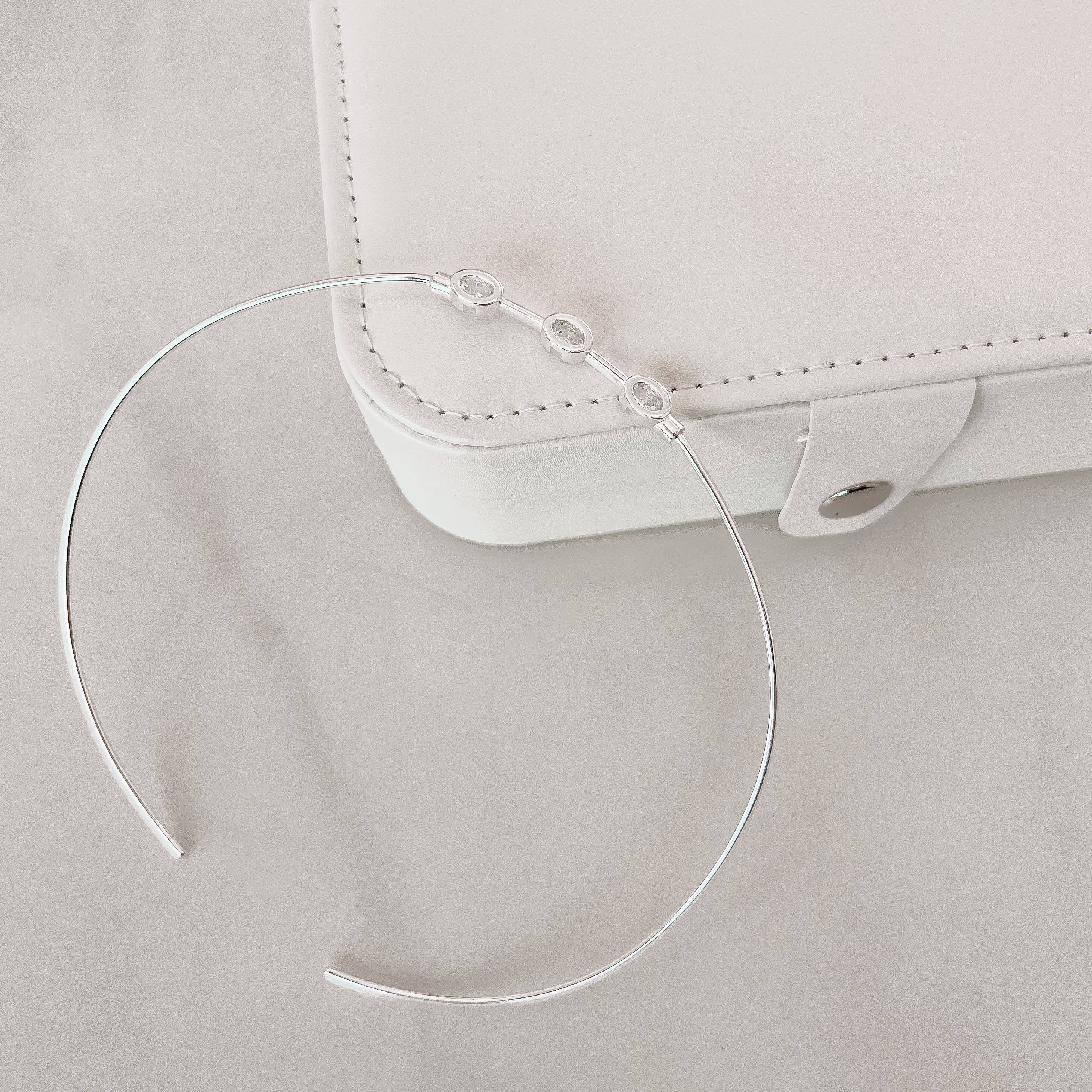 Colar aro 3 zircônias ovais aberto