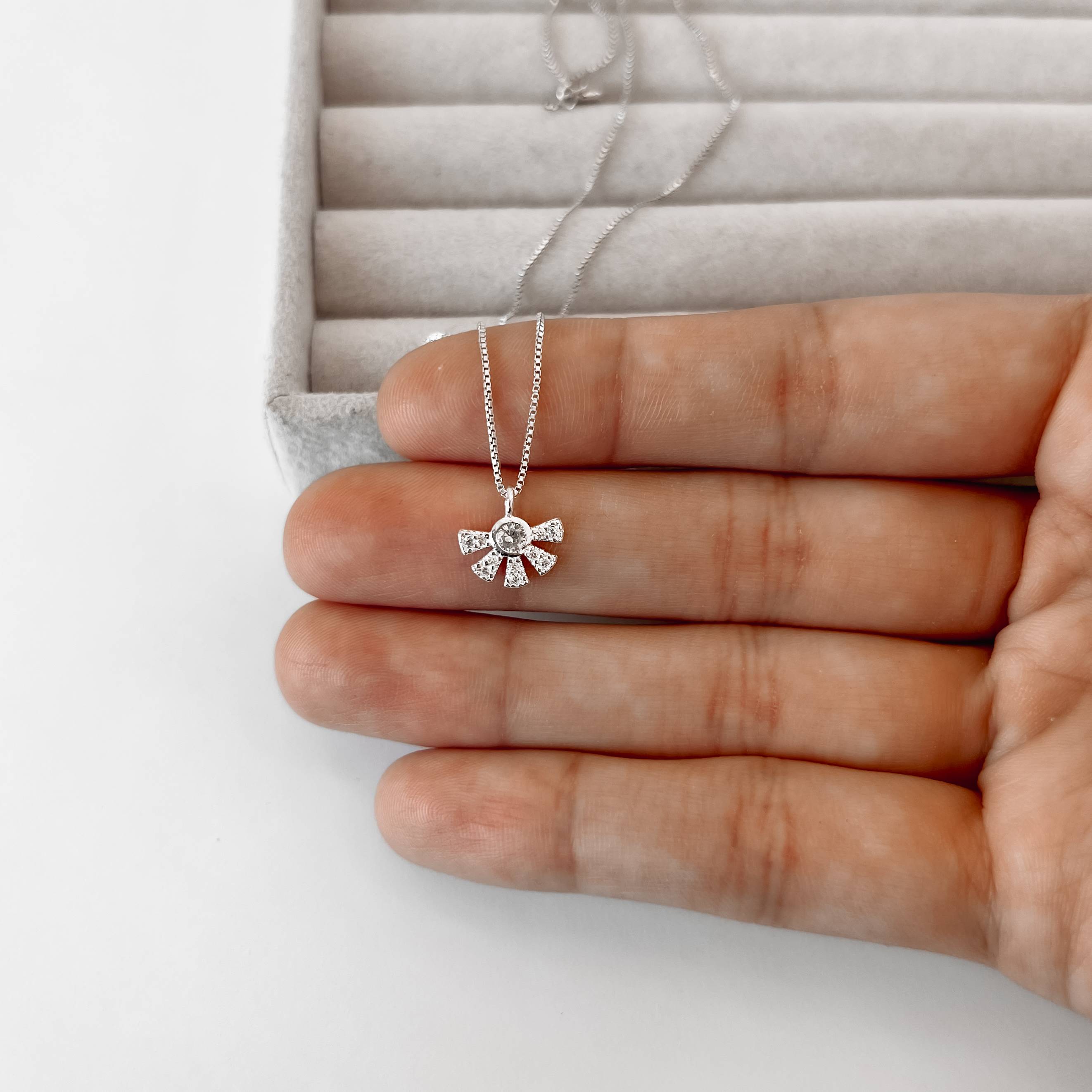 Imagem Secundária Colar pingente flor toda cravejada 11mm 45cm