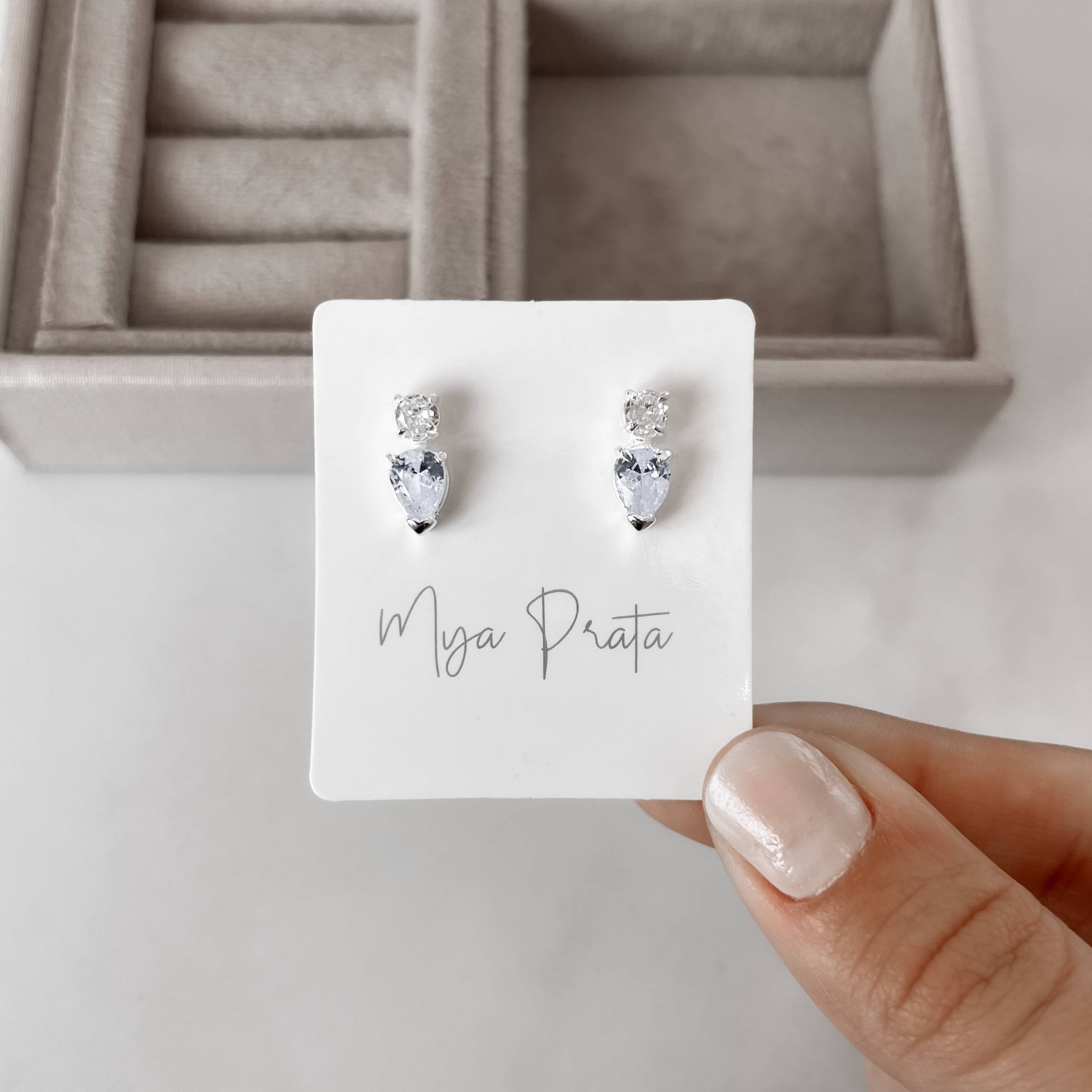 Imagem Brinco zircônias redonda cristal e gota cinza 13mm