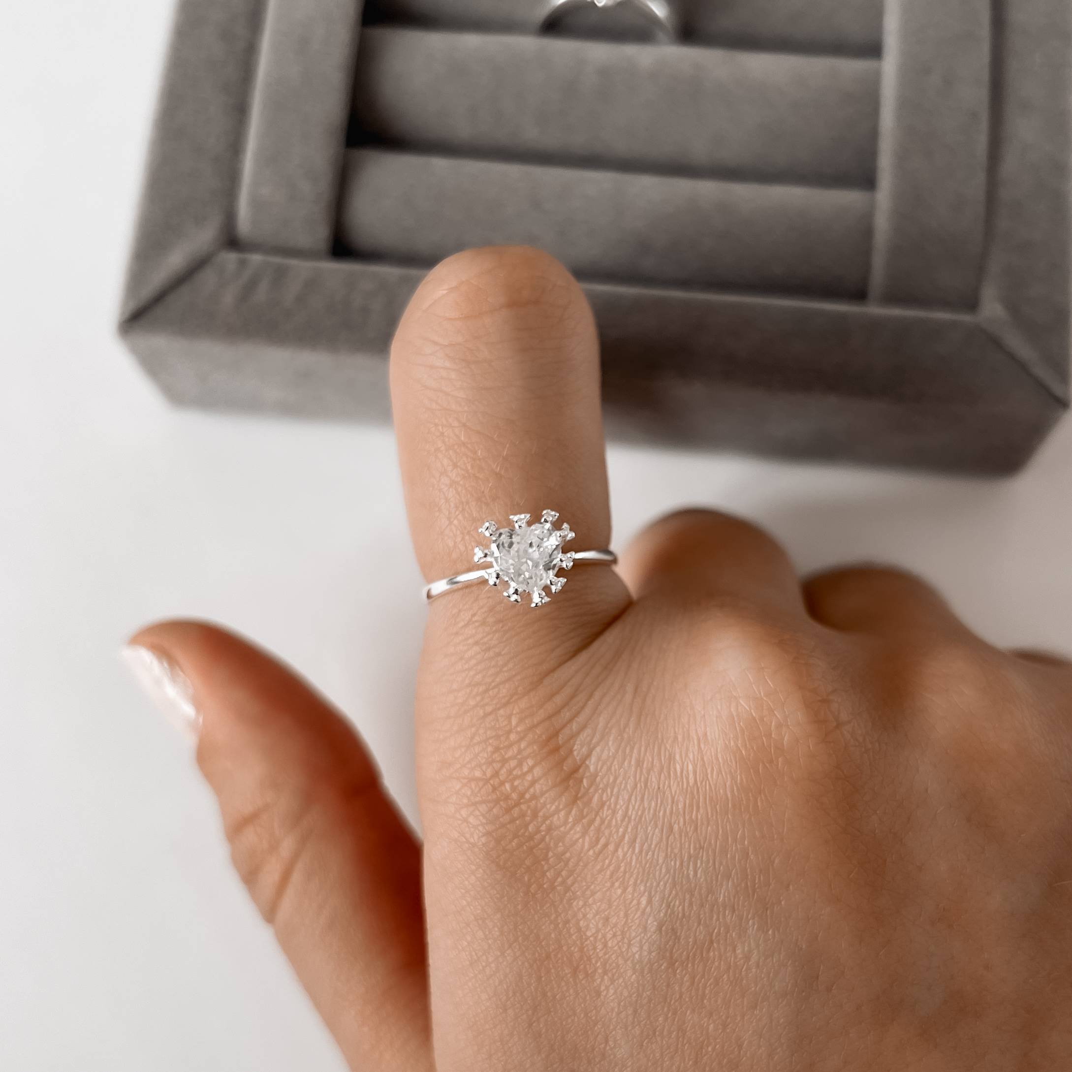 Anel solitário zircônia coração com detalhes