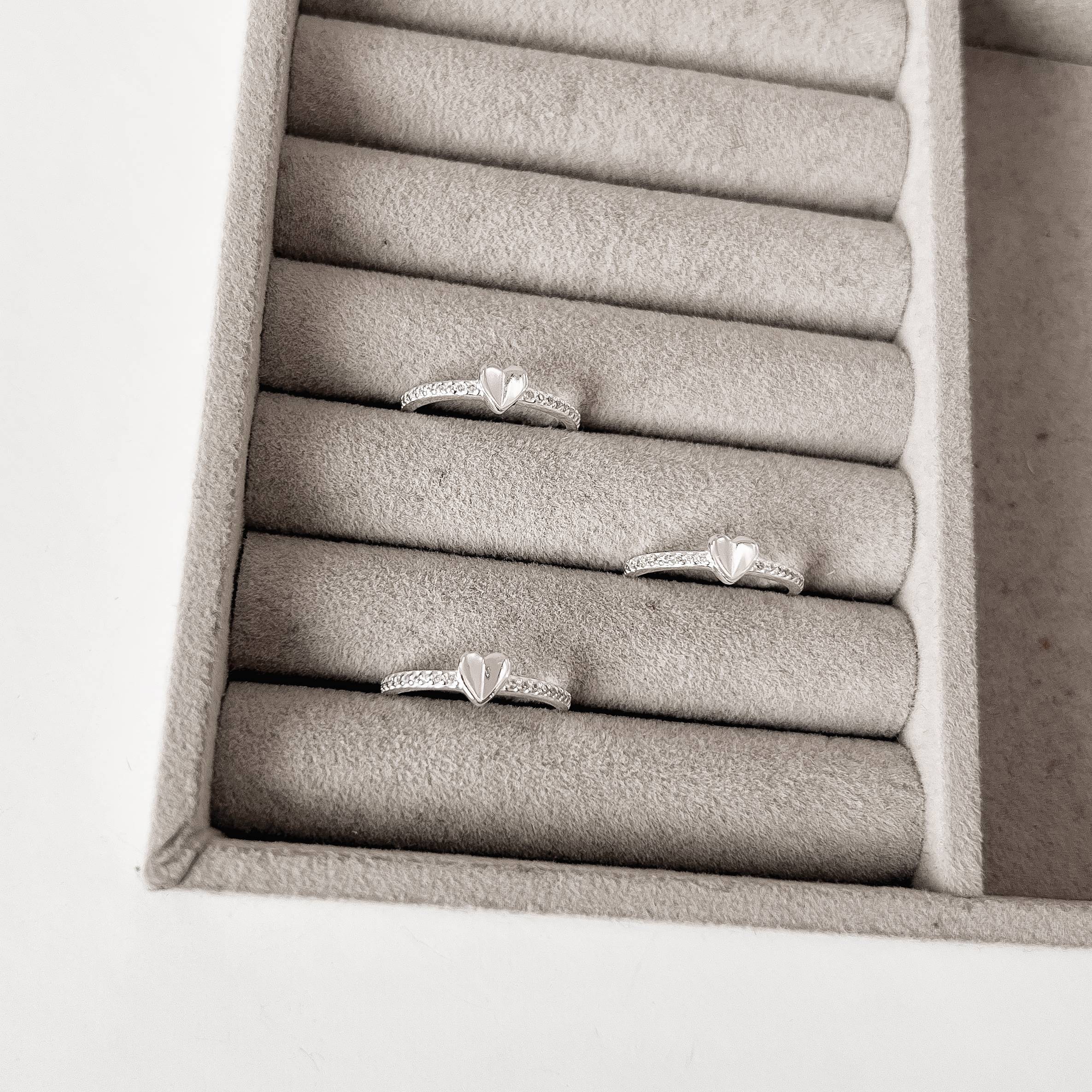 Anel meia aliança com coração vinco