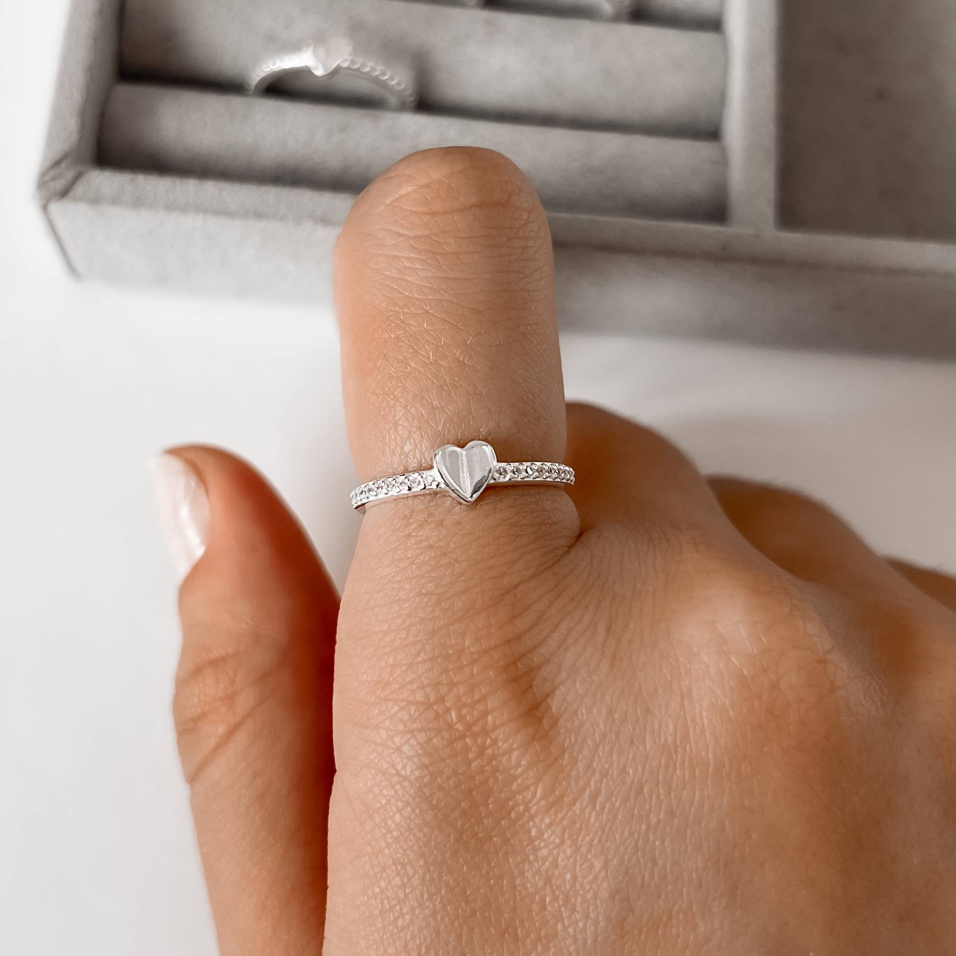 Imagem Secundária Anel meia aliança com coração vinco