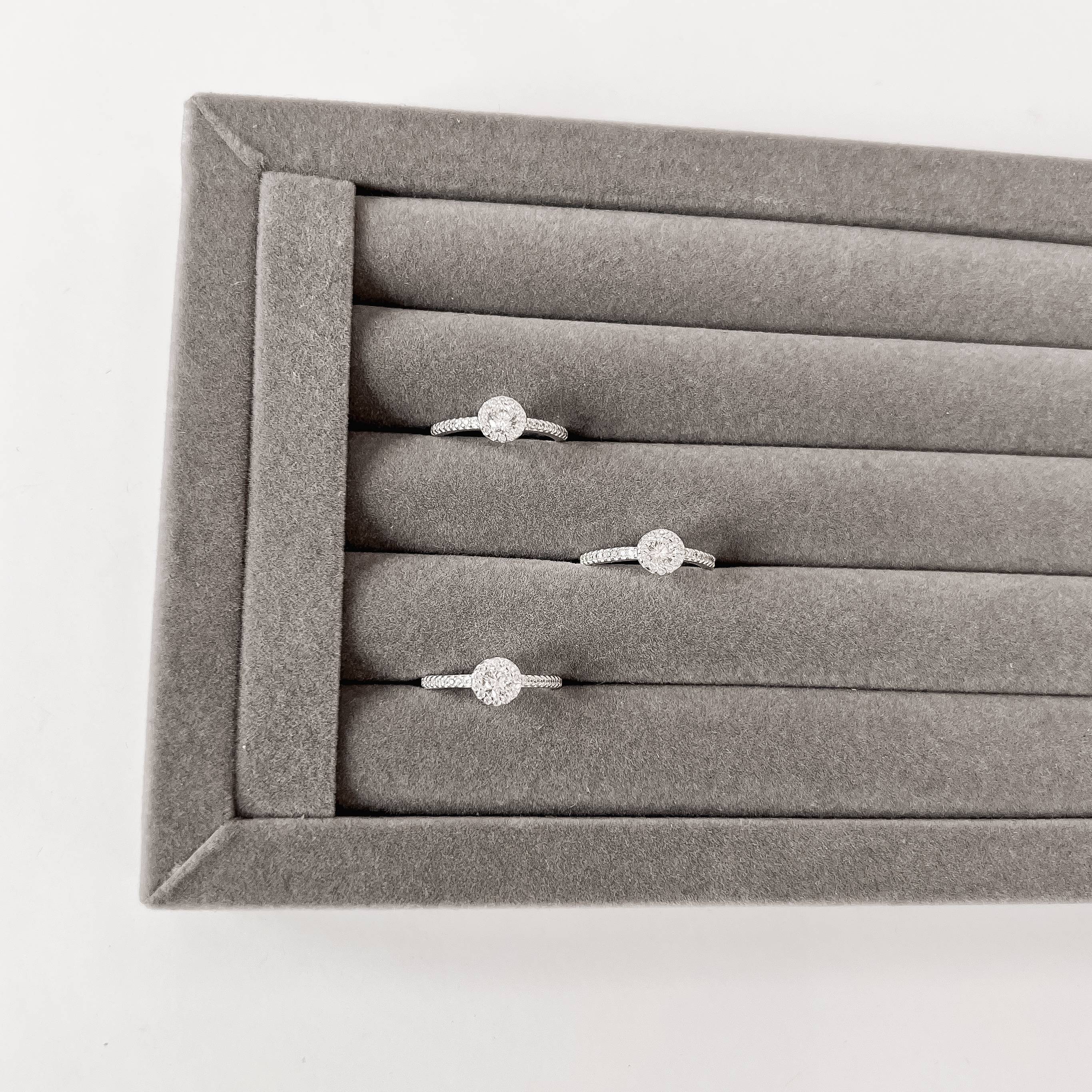 Anel meia aliança detalhe botão com zircônia