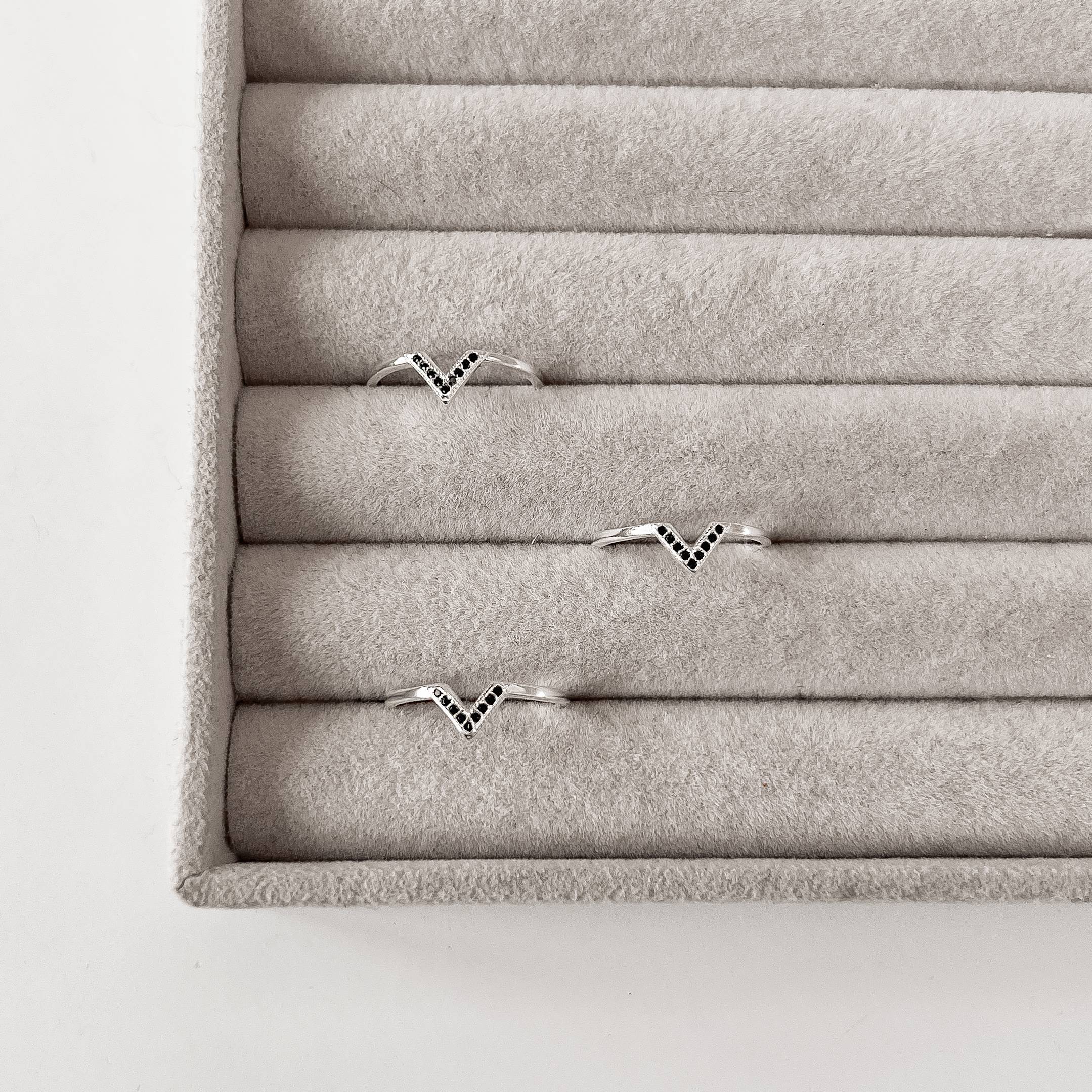 Imagem Secundária Anel V cravejado zircônias ônix