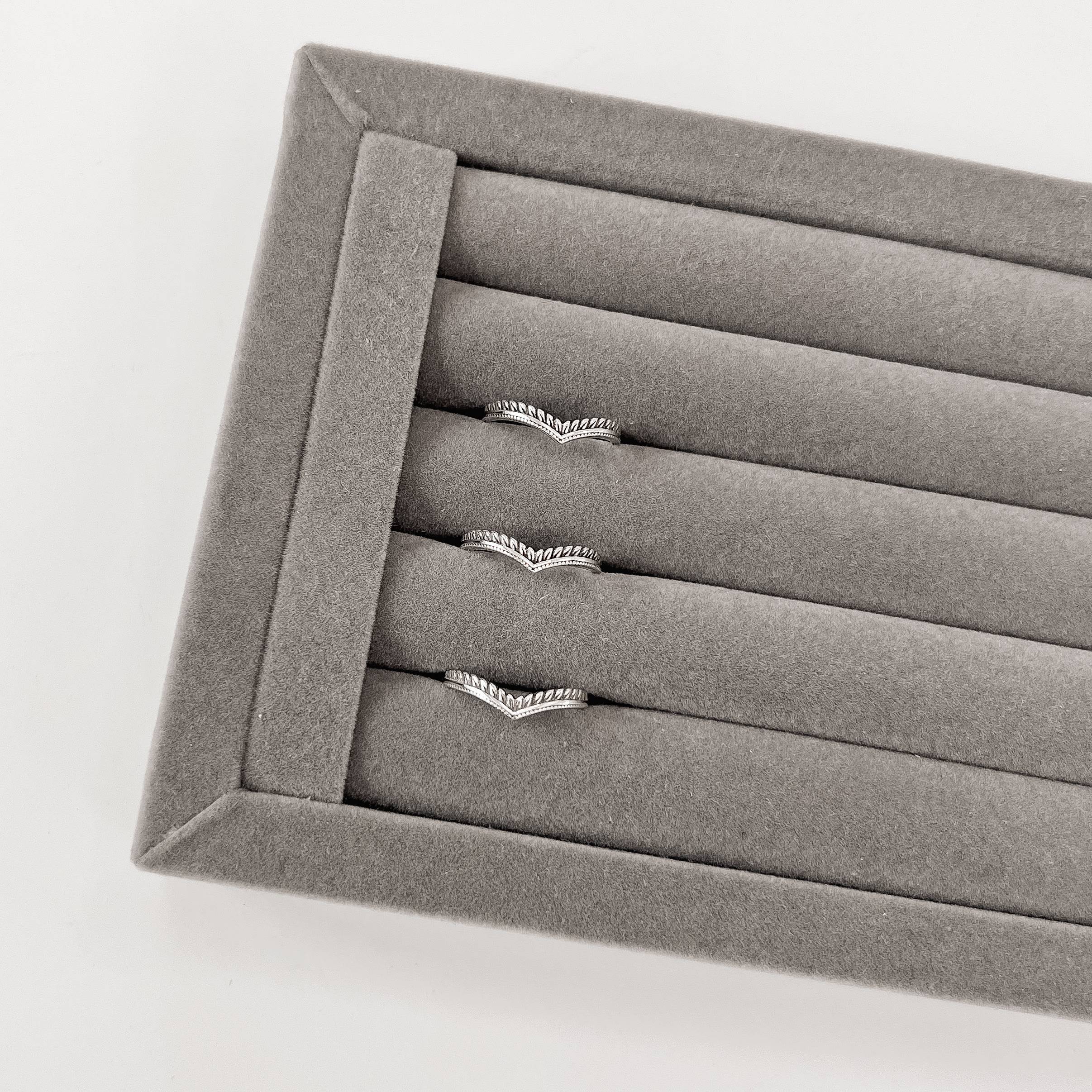 Anel V desenhado envelhecido