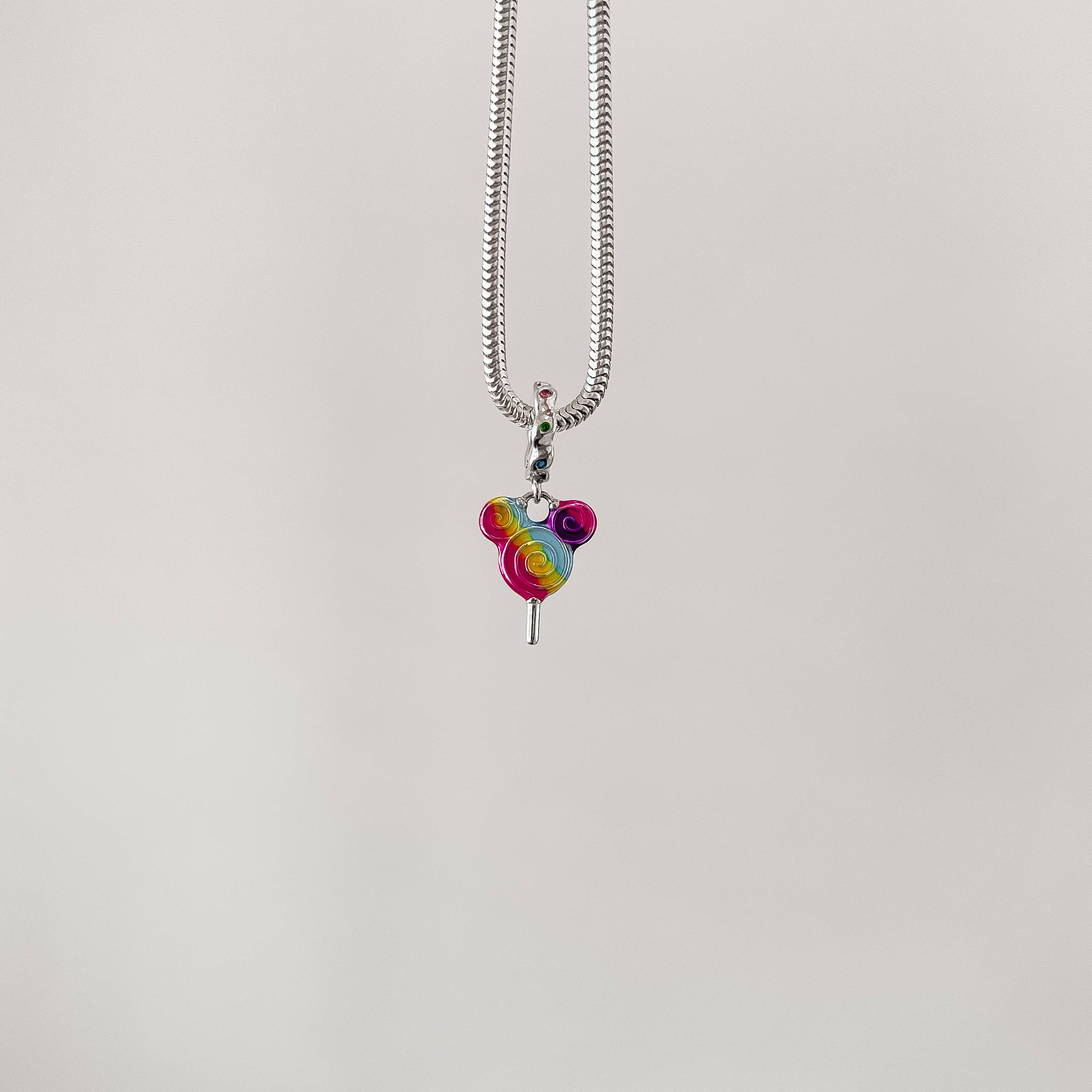 Berloque pingente pirulito Mickey resina 16mm elo cravejado envelhecido