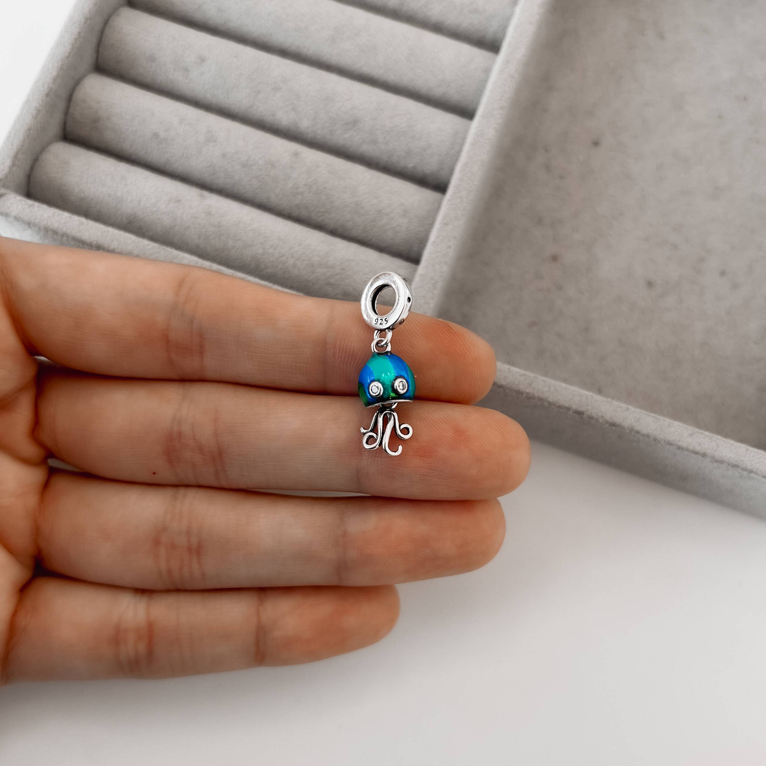 Berloque pingente água viva resina 17mm elo cravejado envelhecido