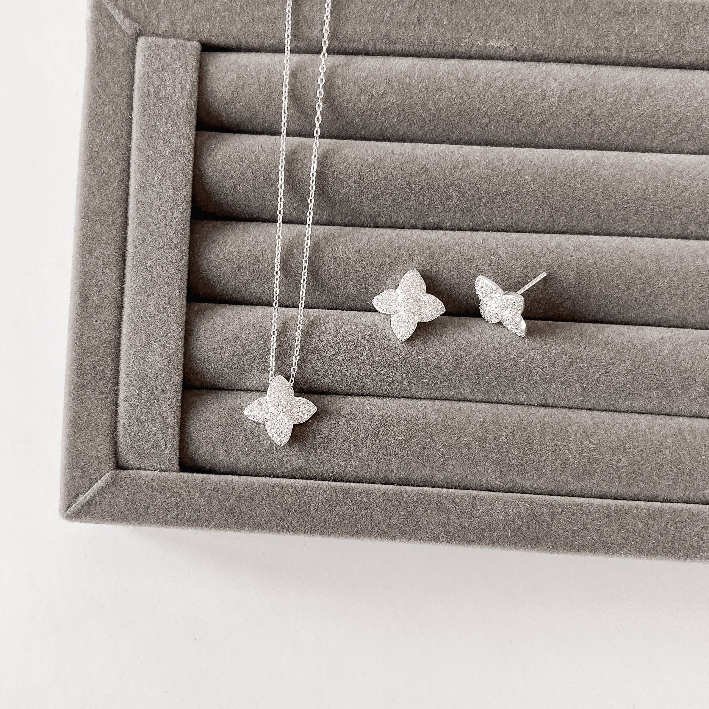 Conjunto brinco e colar flor cravejada 15mm corrente cadeado 40+5cm