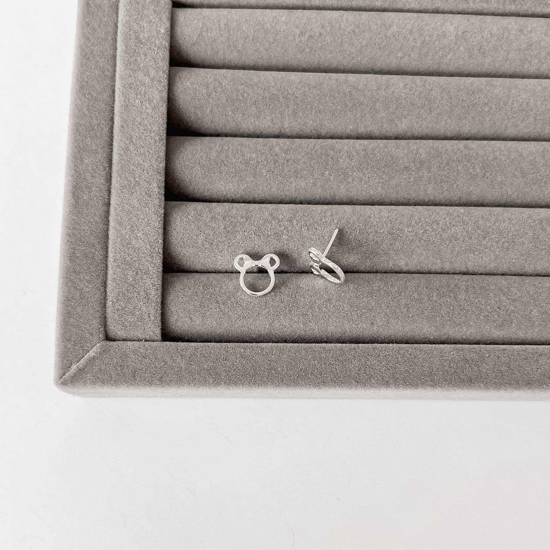 Imagem Secundária Brinco Minnie vazada 11mm