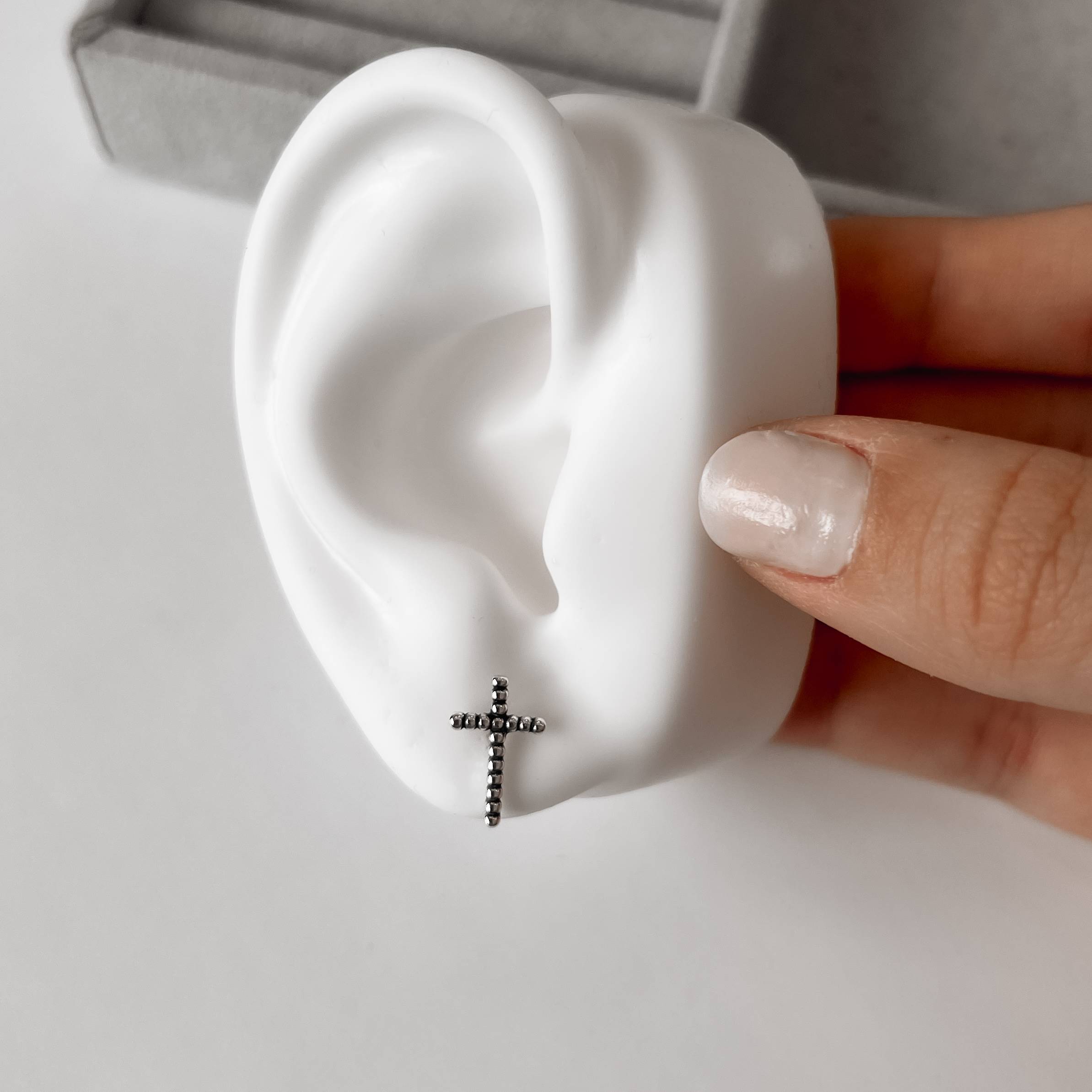 Imagem Brinco cruz fio bolinhas envelhecido 13mm