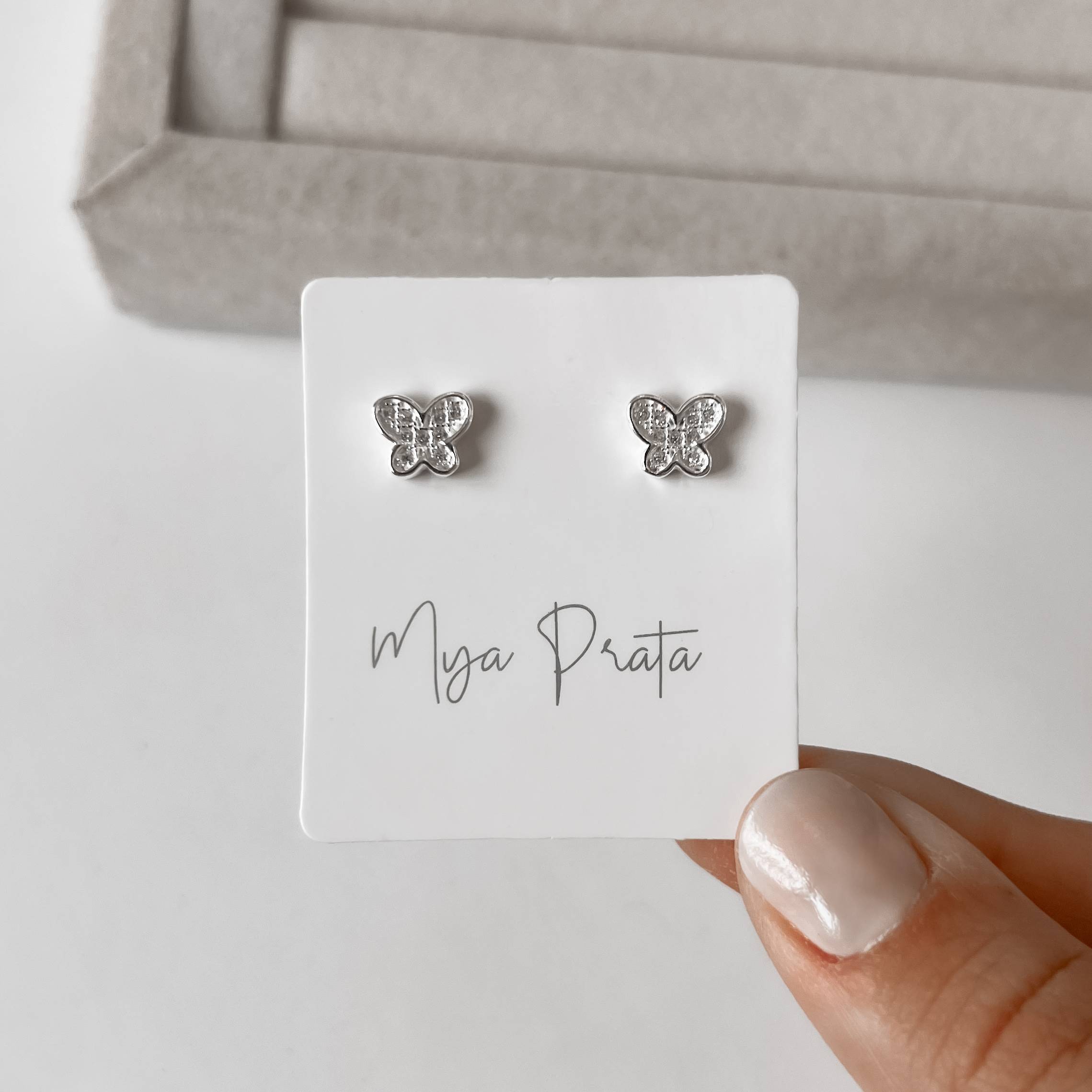 Imagem Secundária Brinco borboleta cravejada 8mm