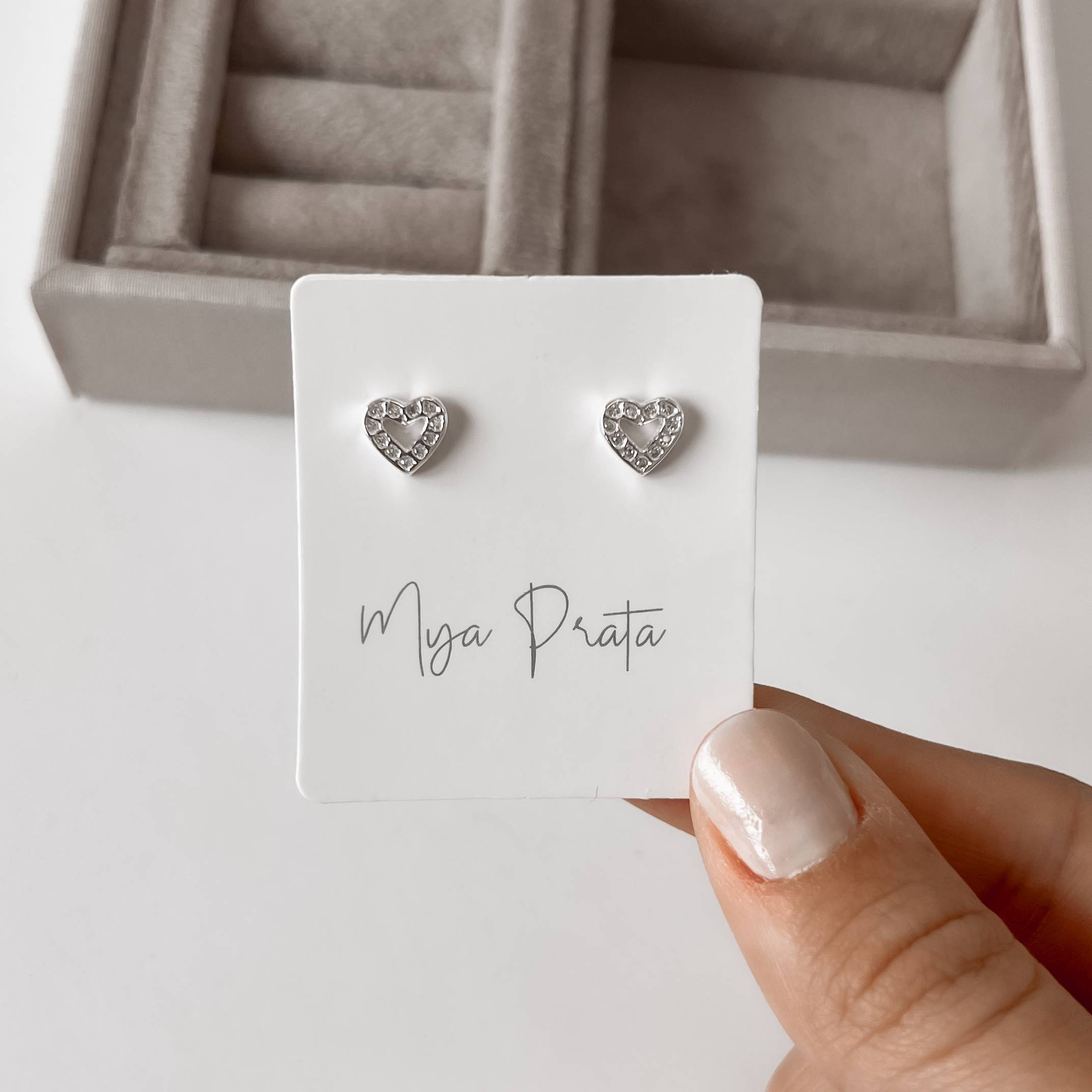 Imagem Brinco coração vazado cravejado 8mm