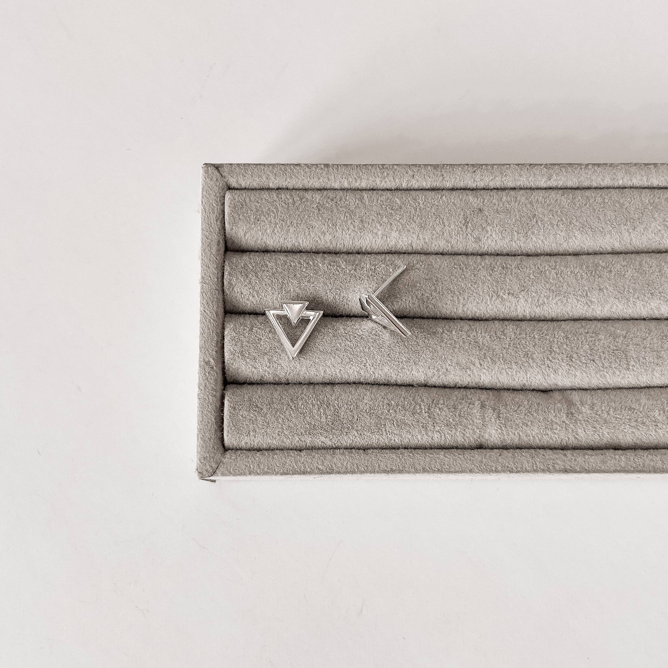 Imagem Brinco triângulo com triângulo vazado 11mm