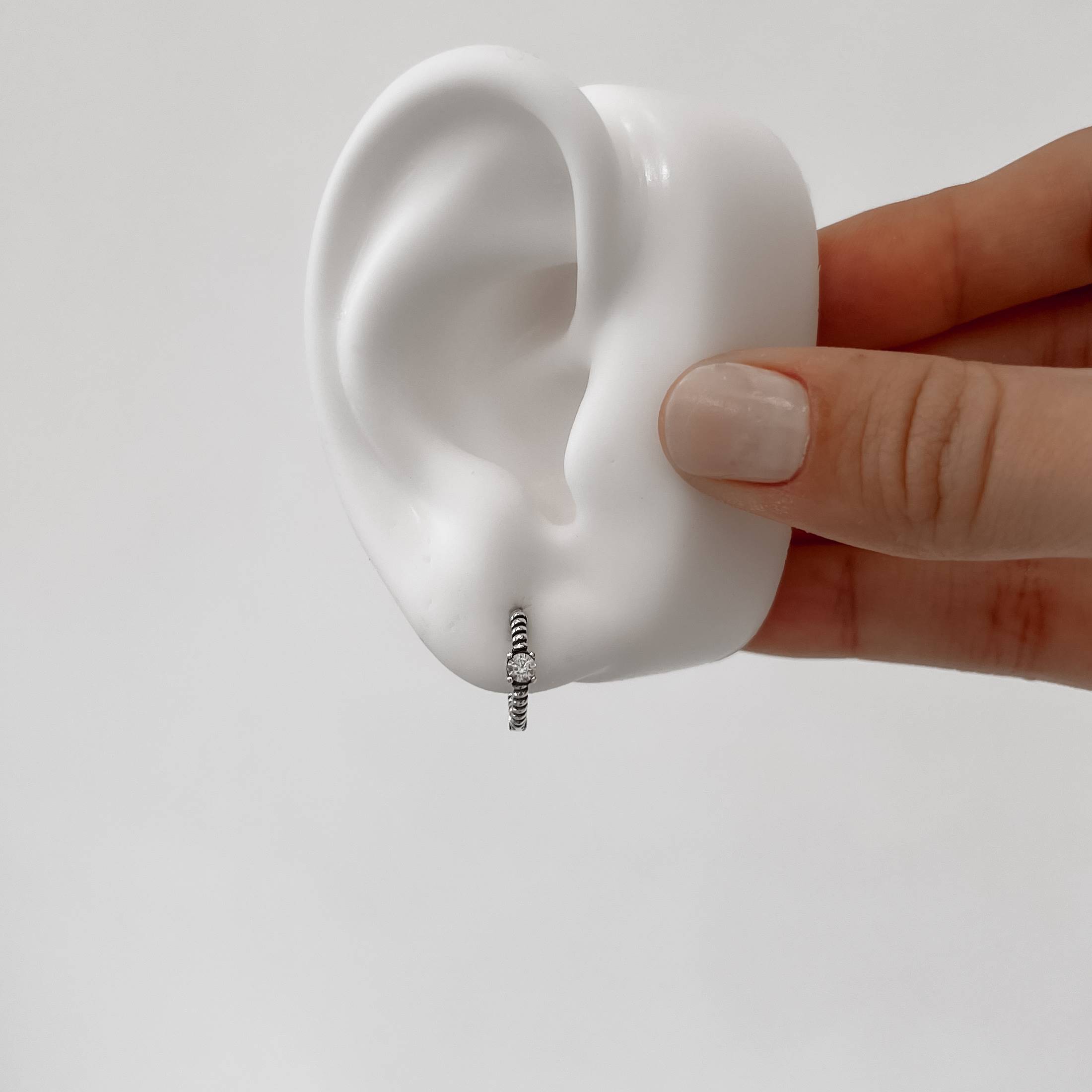 Imagem Argola click 13mm fio bolinhas detalhe zircônia envelhecido