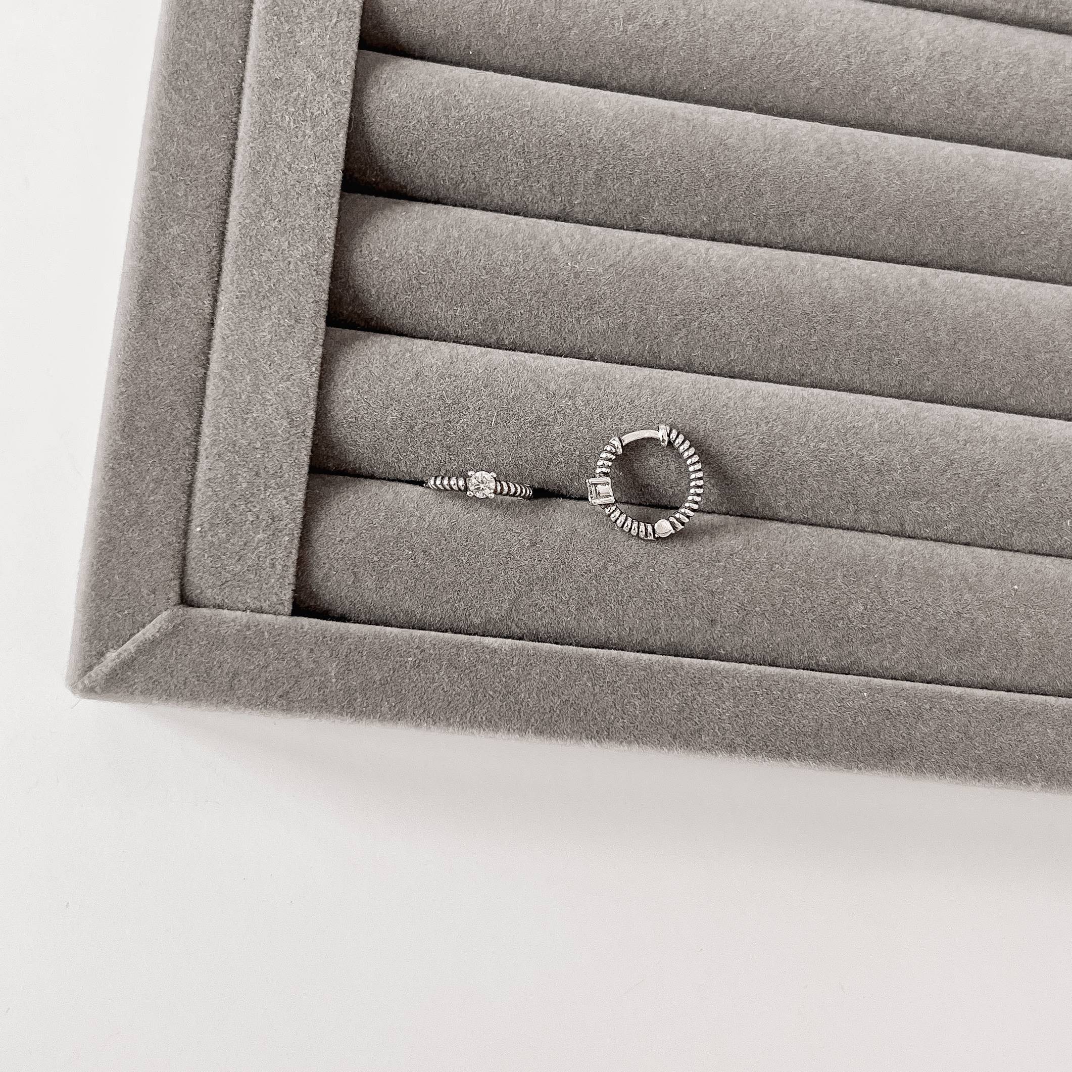 Imagem Secundária Argola click 13mm fio bolinhas detalhe zircônia envelhecido