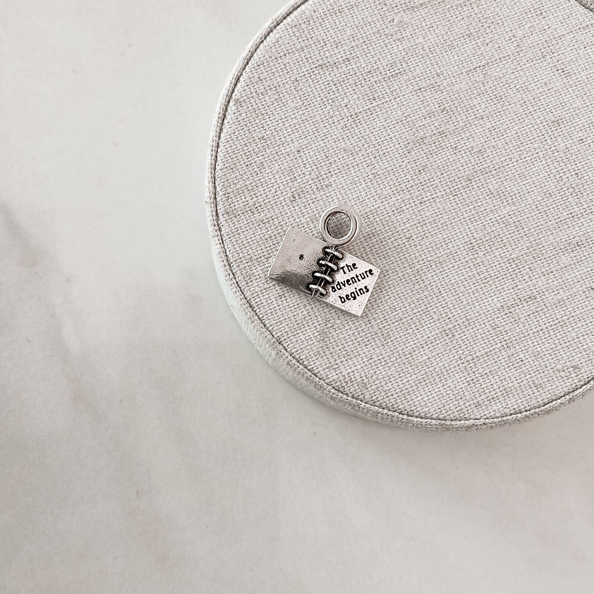 Berloque pingente passaporte envelhecido detalhe zircônia 10mm