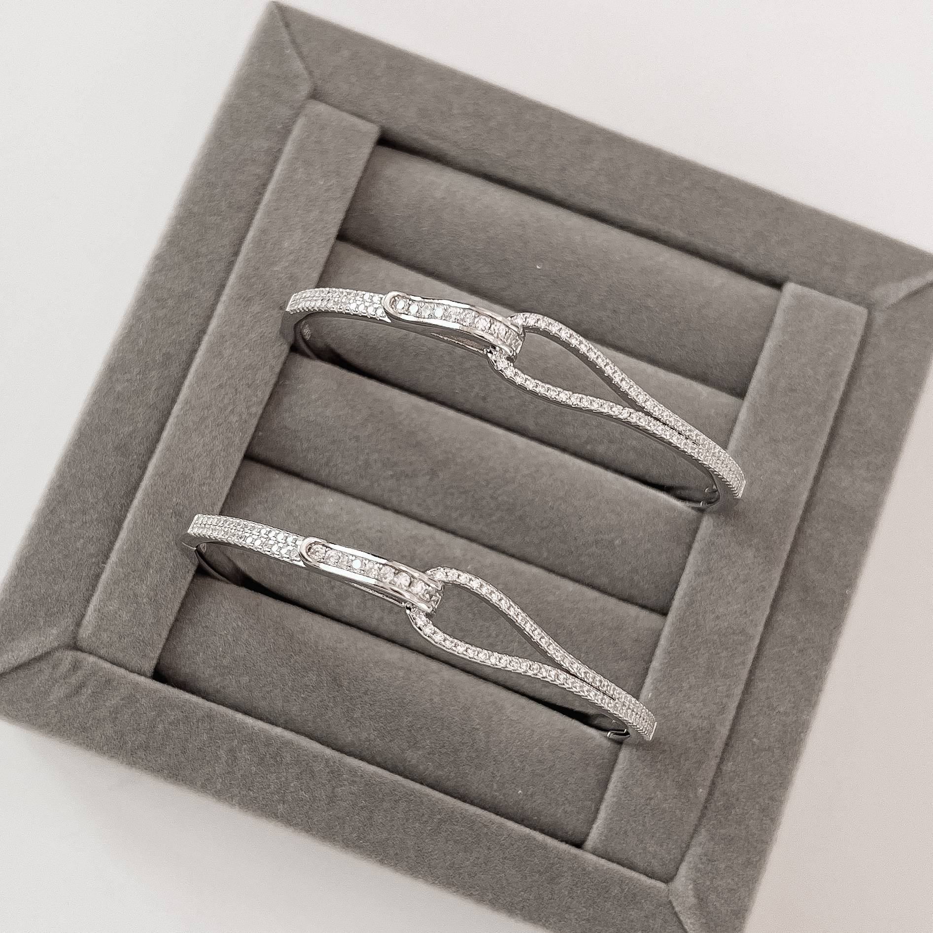 Bracelete fios cravejados entrelaçados com fecho lateral ródio