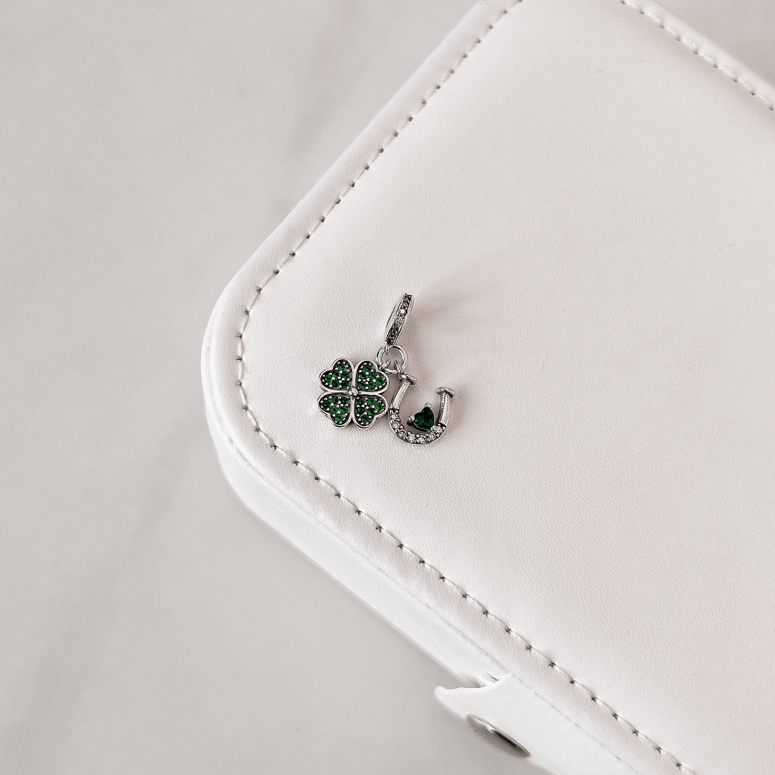 Berloque pingentes trevo e ferradura cravejados cristal e verde ródio