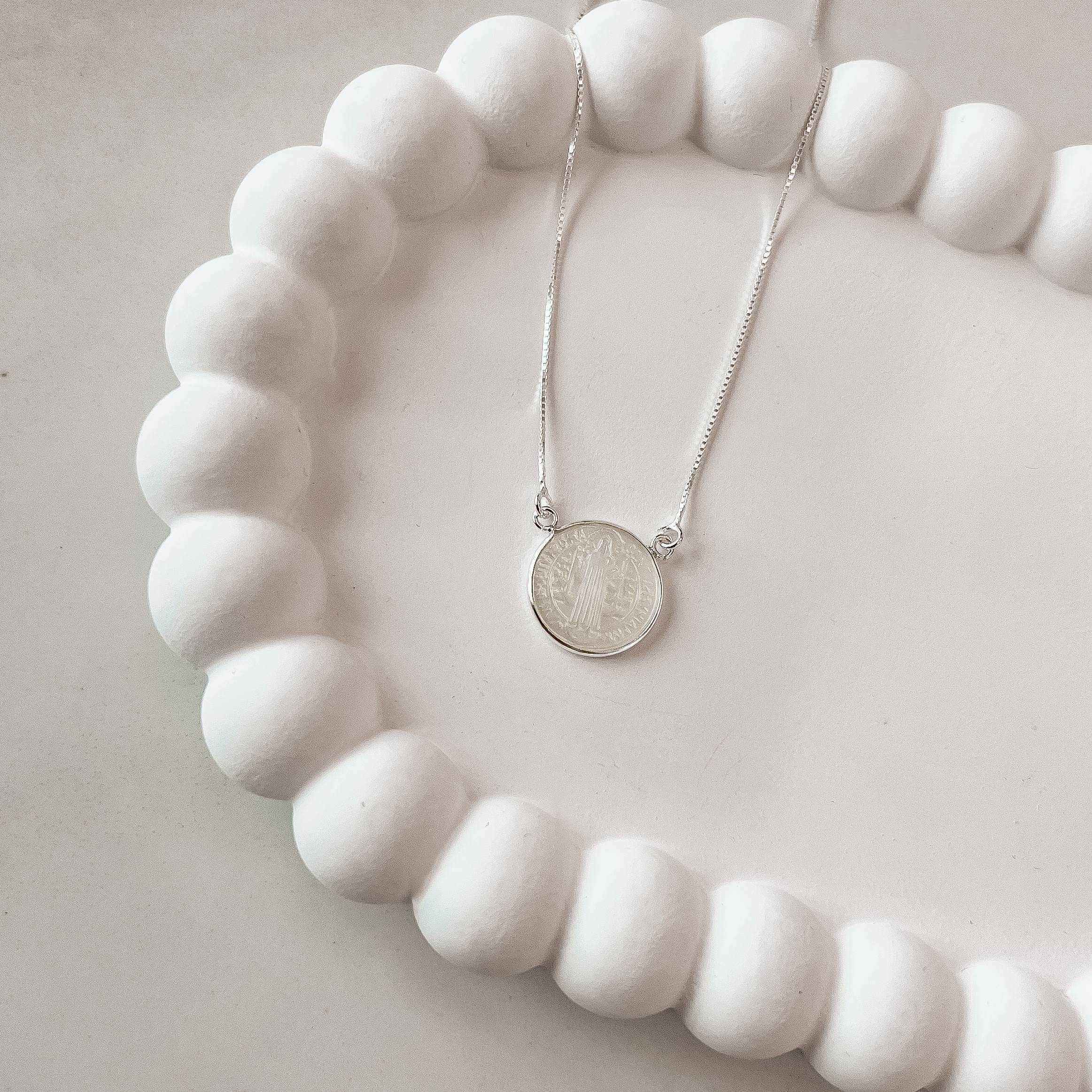 Colar entremeio medalha São Bento madrepérola 16mm 45cm