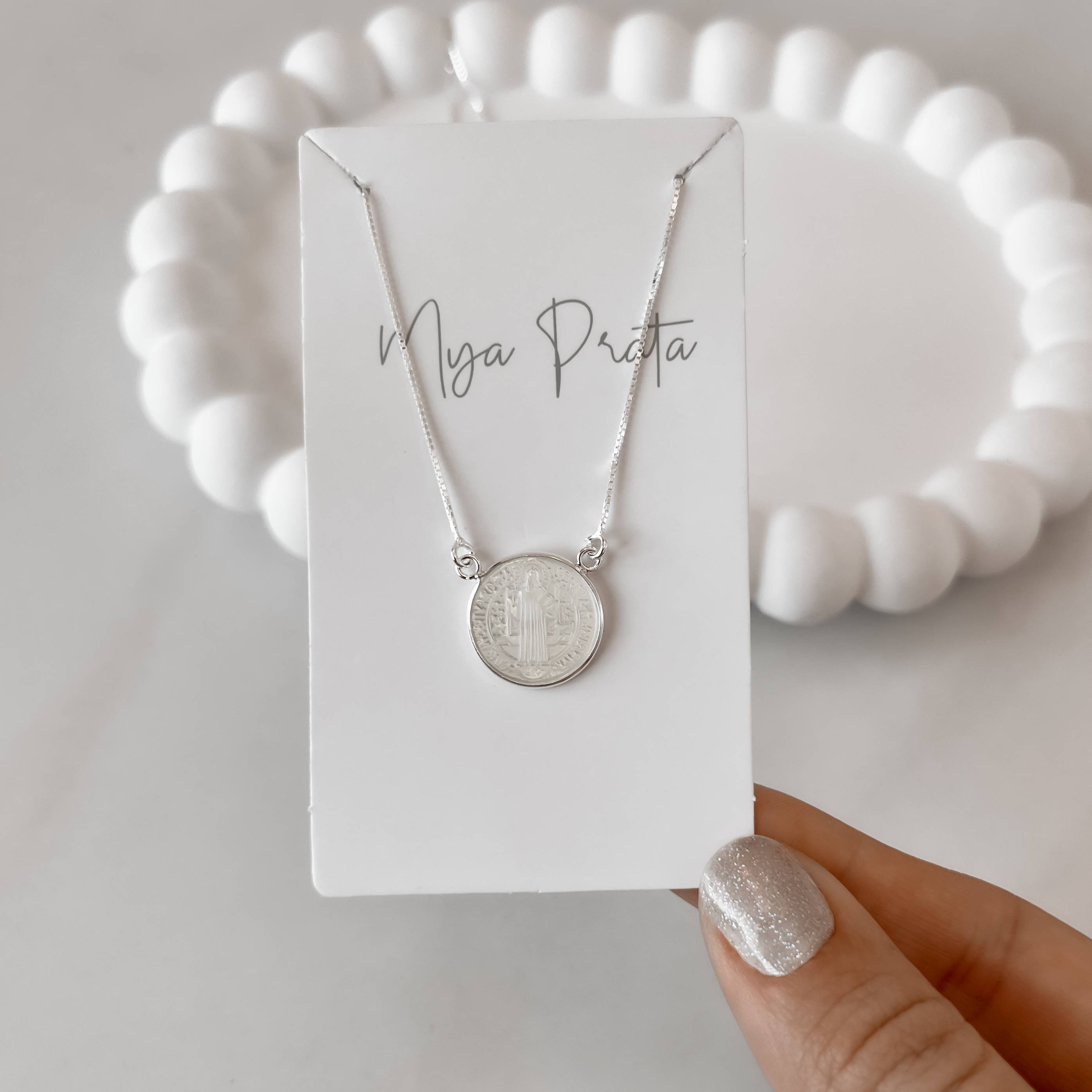 Imagem Secundária Colar entremeio medalha São Bento madrepérola 16mm 45cm