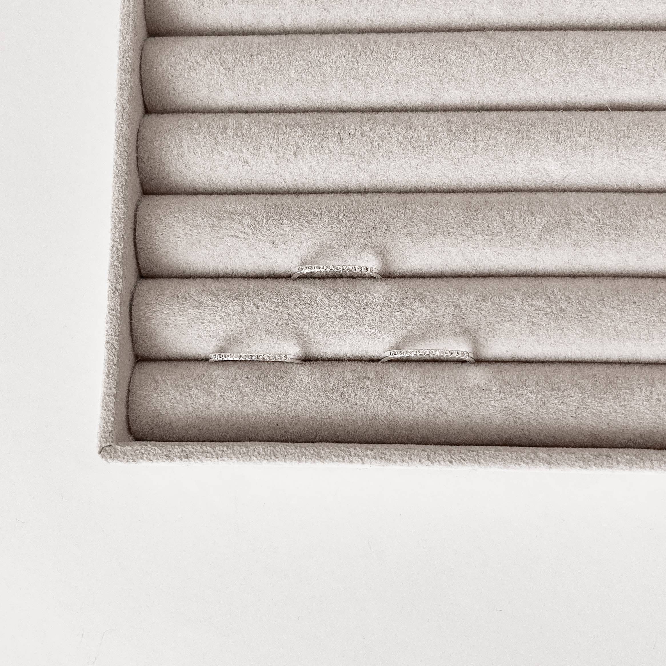 Anel fino detalhe reto cravejado