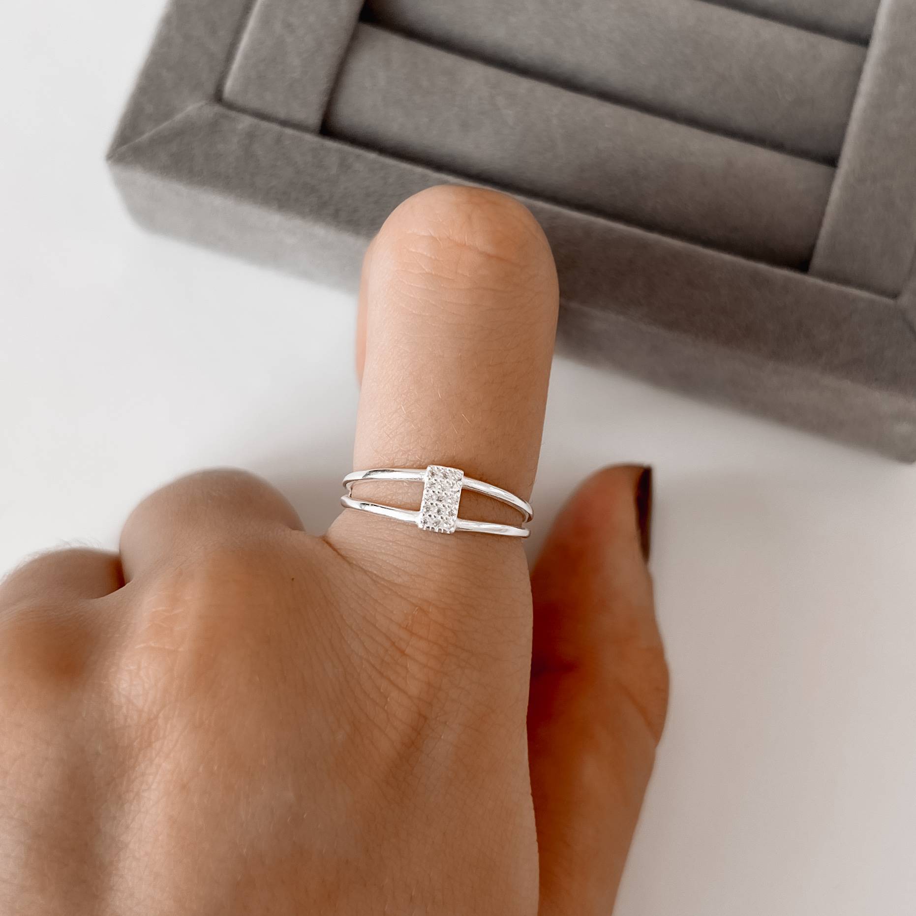 Anel 2 fios com retângulo cravejado