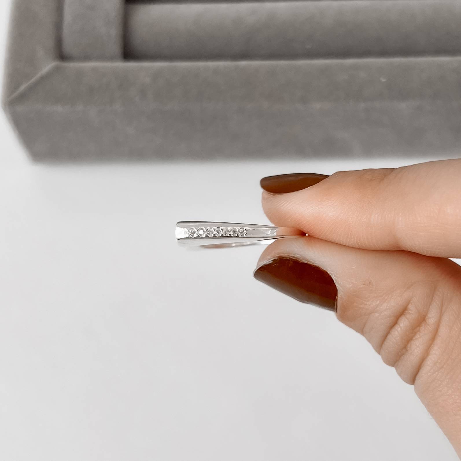 Imagem Secundária Anel 2 zircônias gota com cravejado lateral regulável P