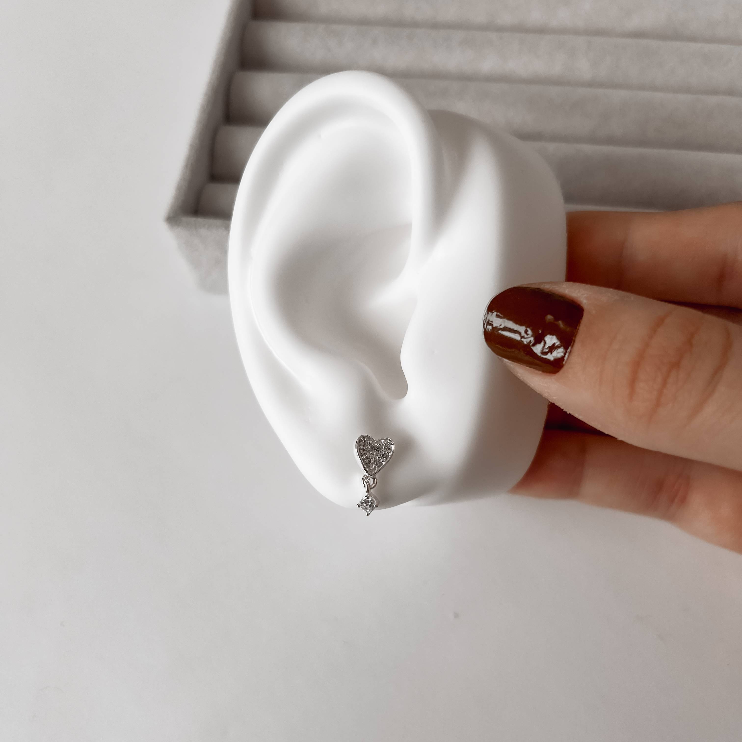 Imagem Secundária Brinco coração cravejado 7mm pingente zircônia