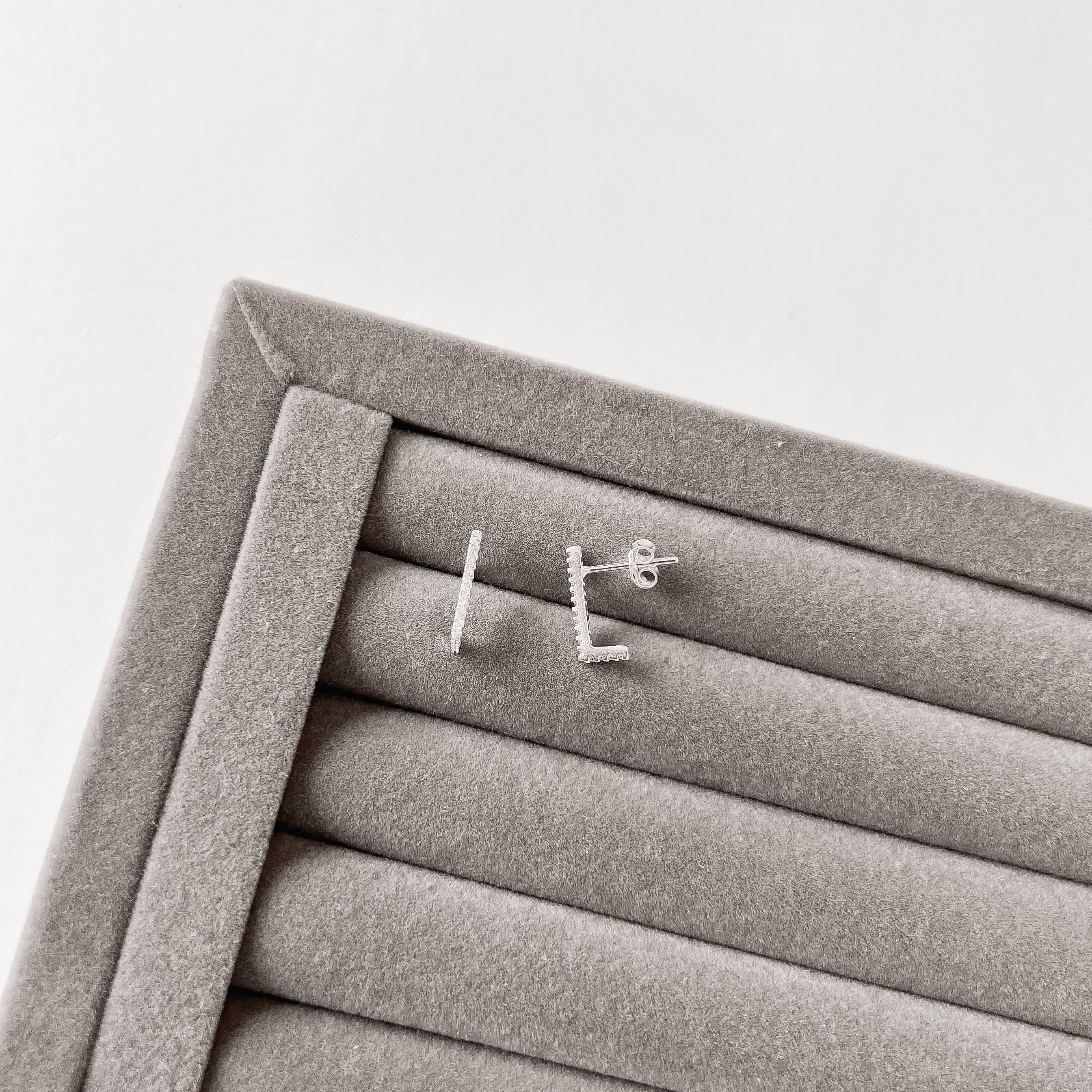 Imagem Brinco palito curvado cravejado 14mm