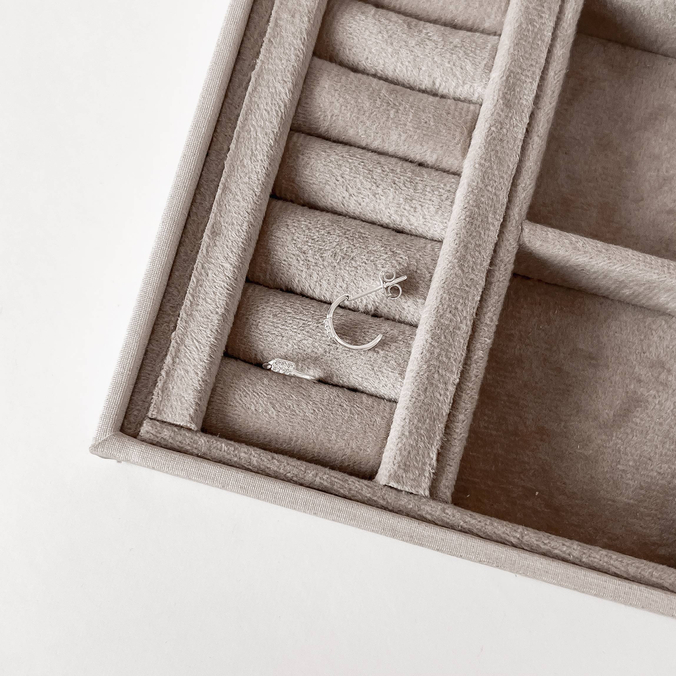 Imagem Brinco meia argola detalhe retângulo cravejado 11mm tarraxa