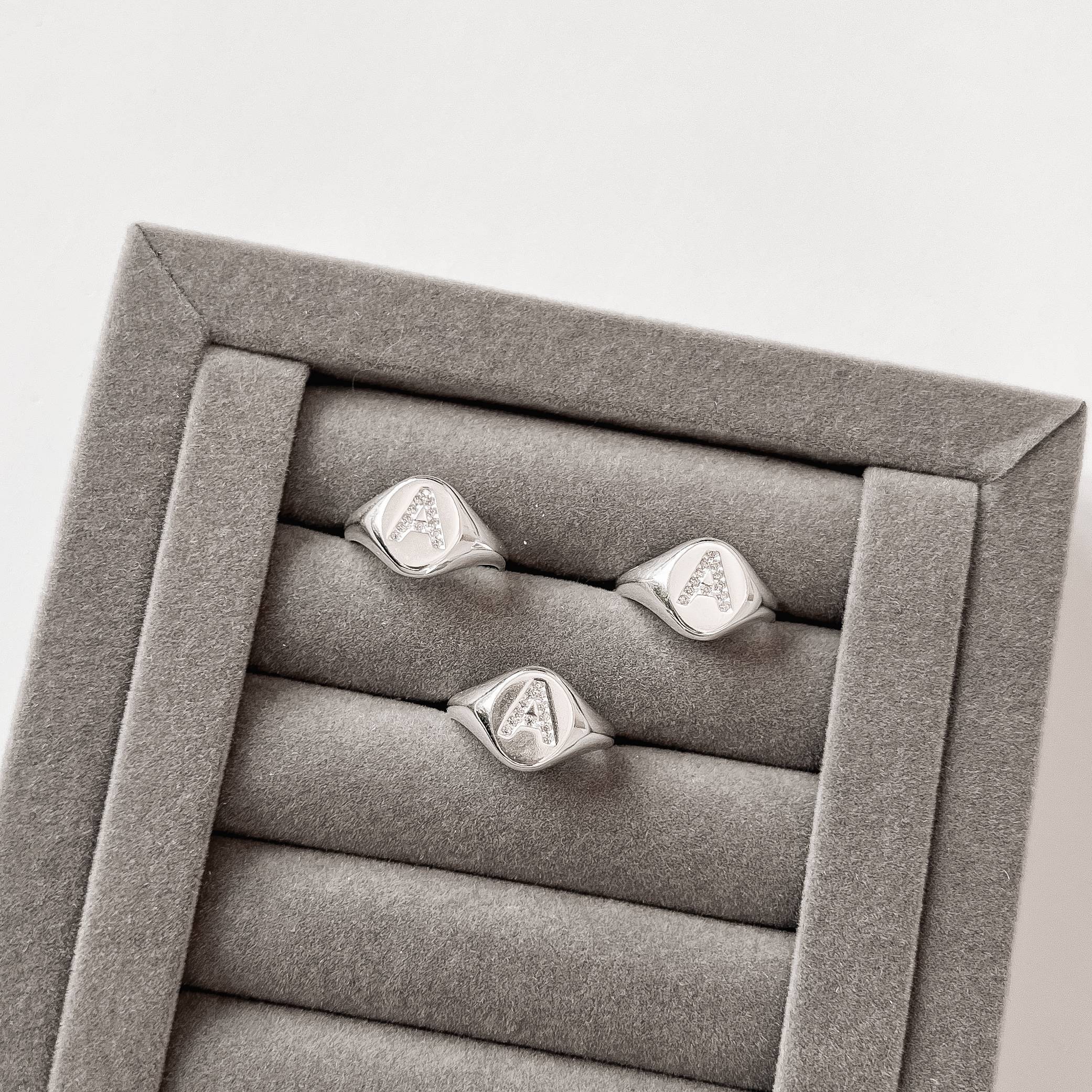 Anel oval letra A cravejada regulável P