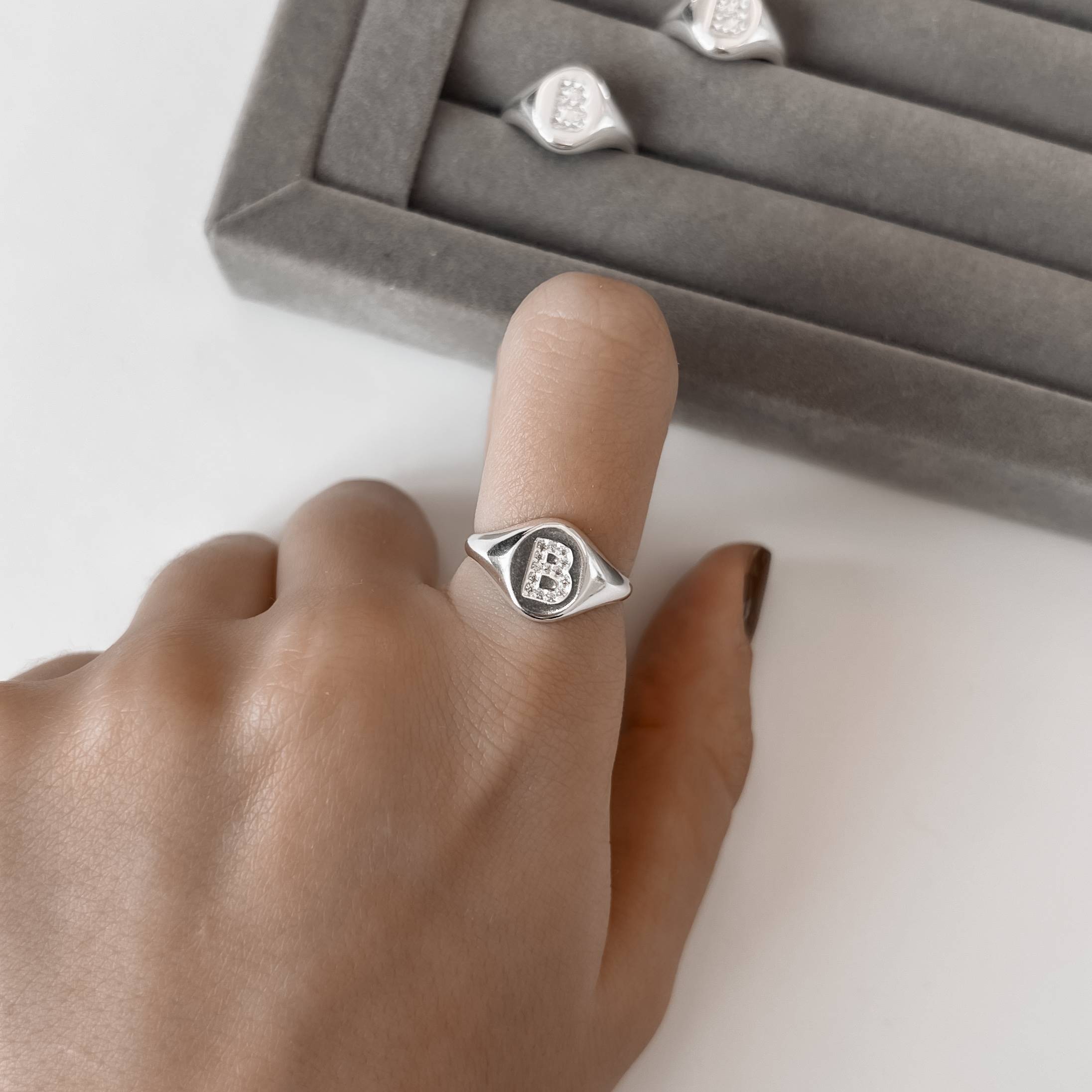 Anel oval letra B cravejada regulável P