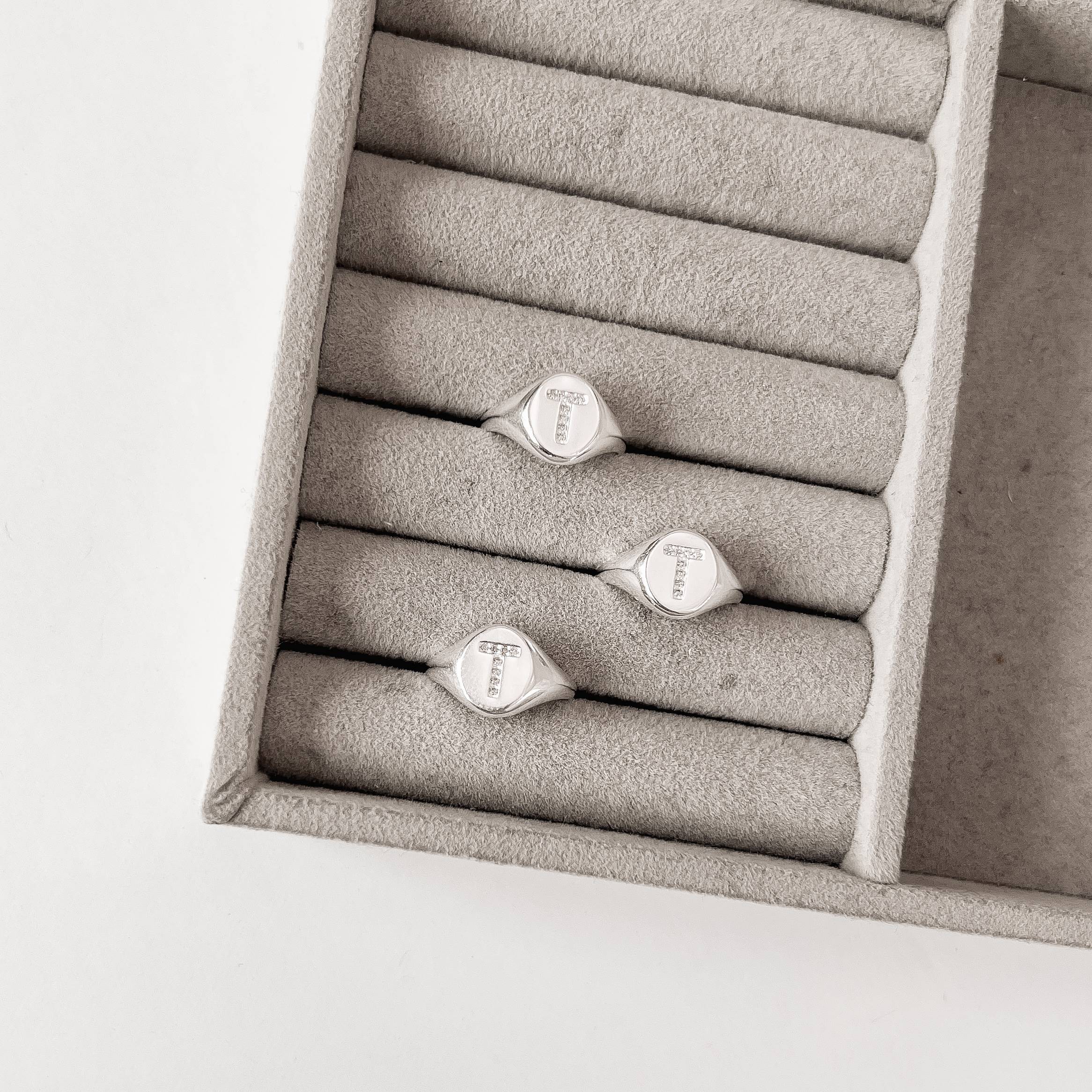 Anel oval letra T cravejada regulável G