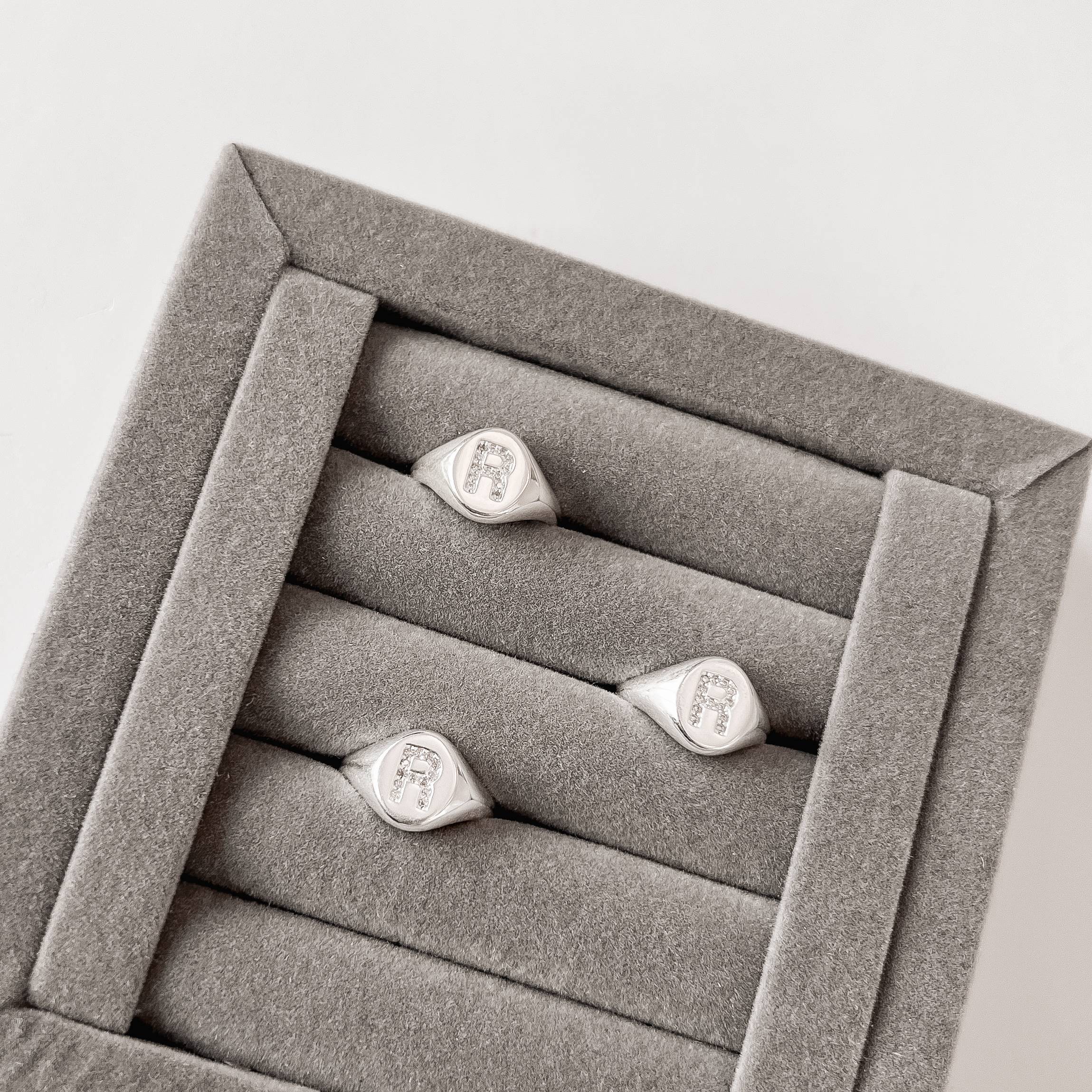 Anel oval letra R cravejada regulável P