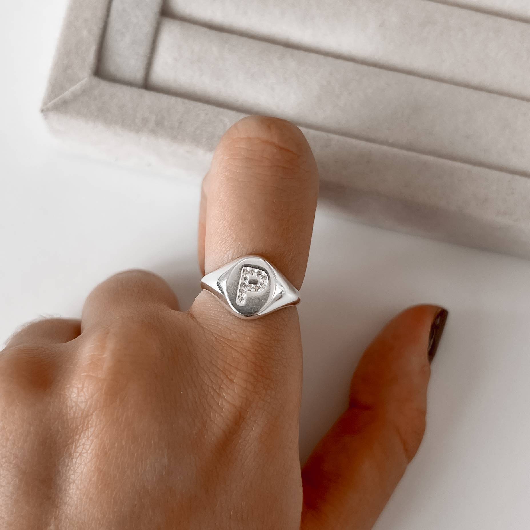 Anel oval letra P cravejada regulável P