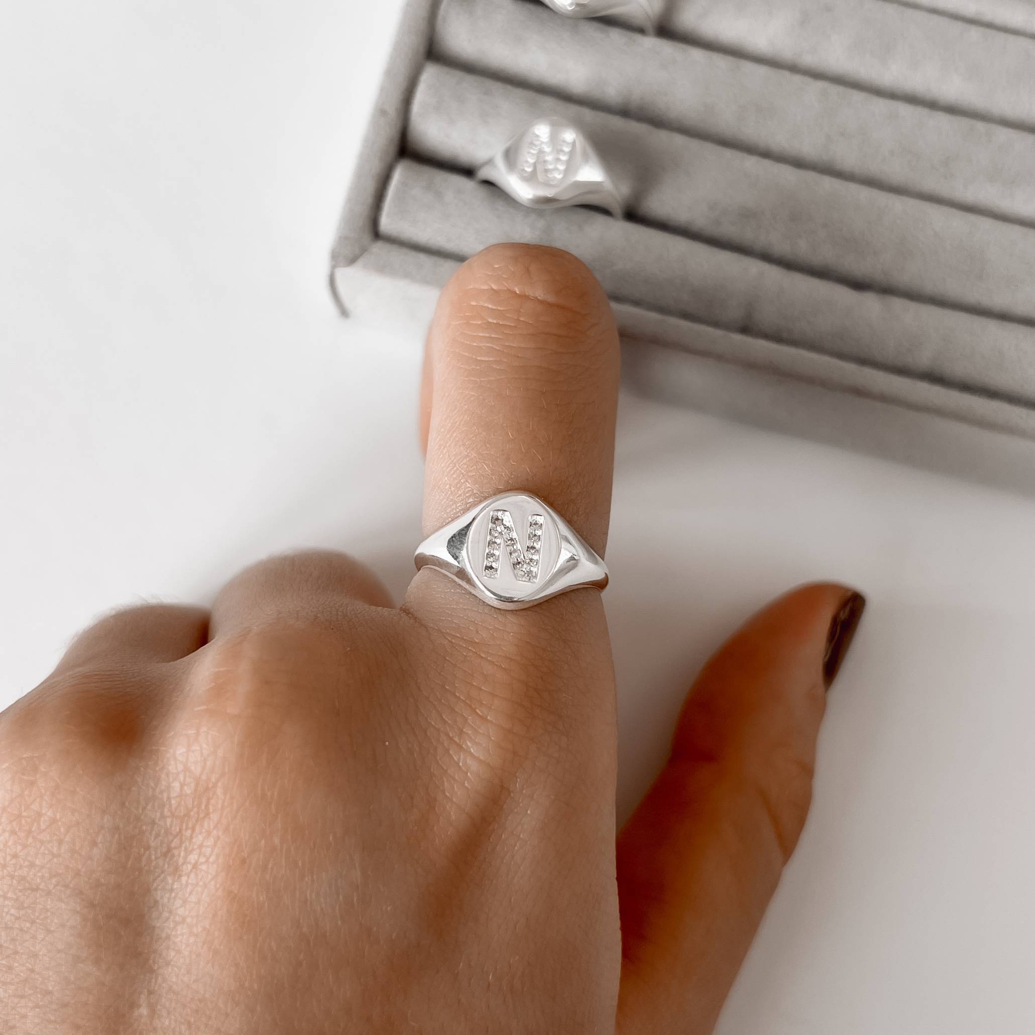 Anel oval letra N cravejada regulável P