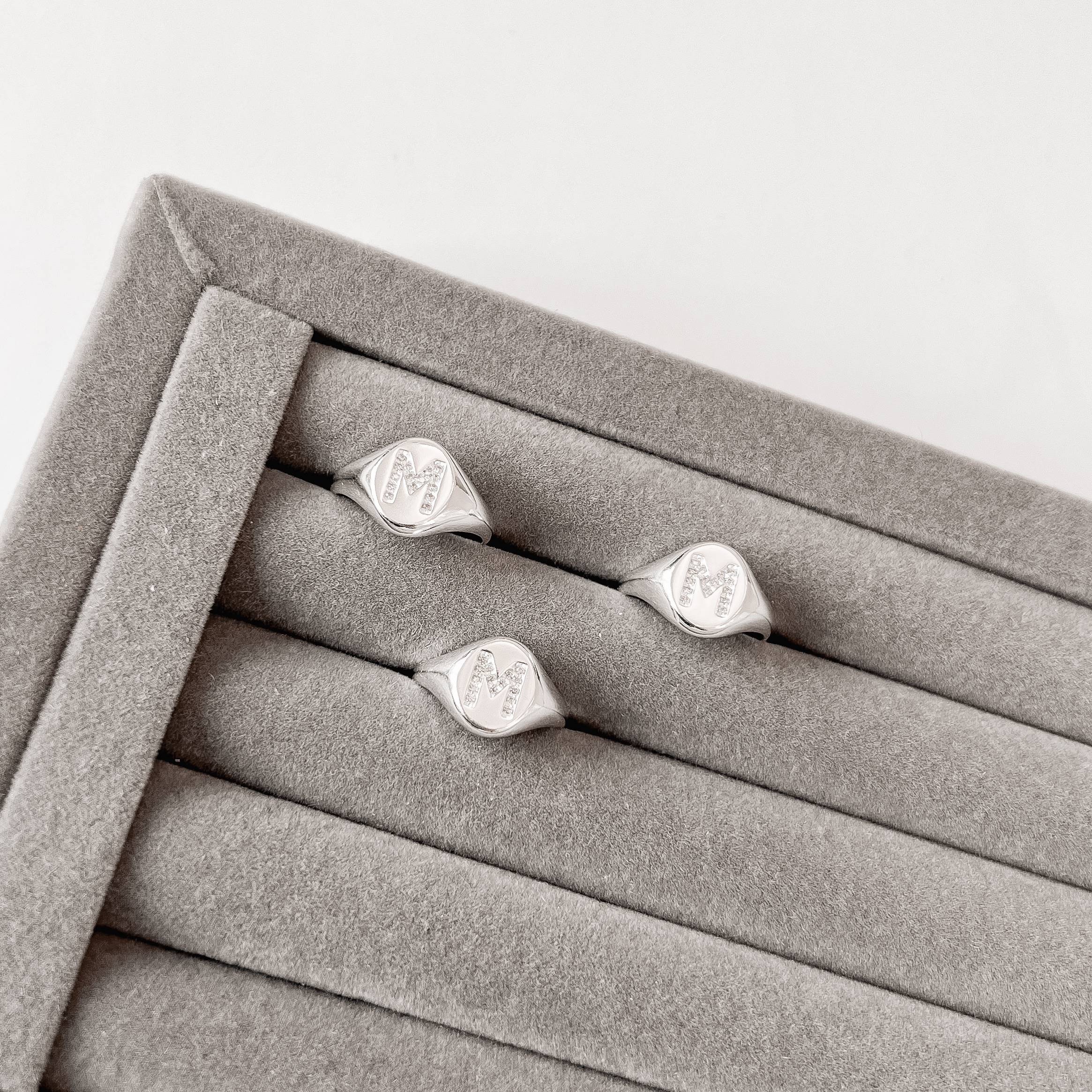 Anel oval letra M cravejada regulável P