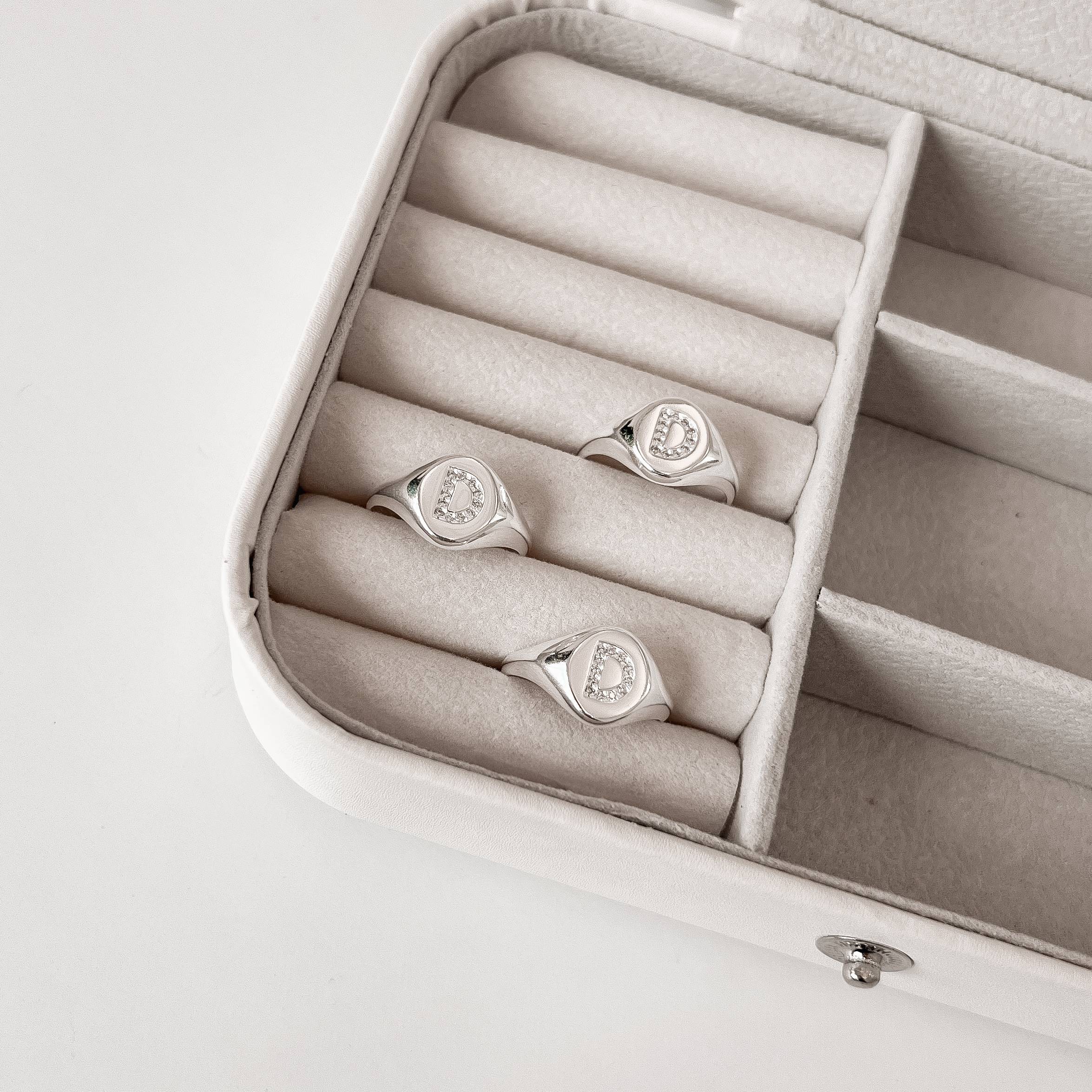 Anel oval letra D cravejada regulável G