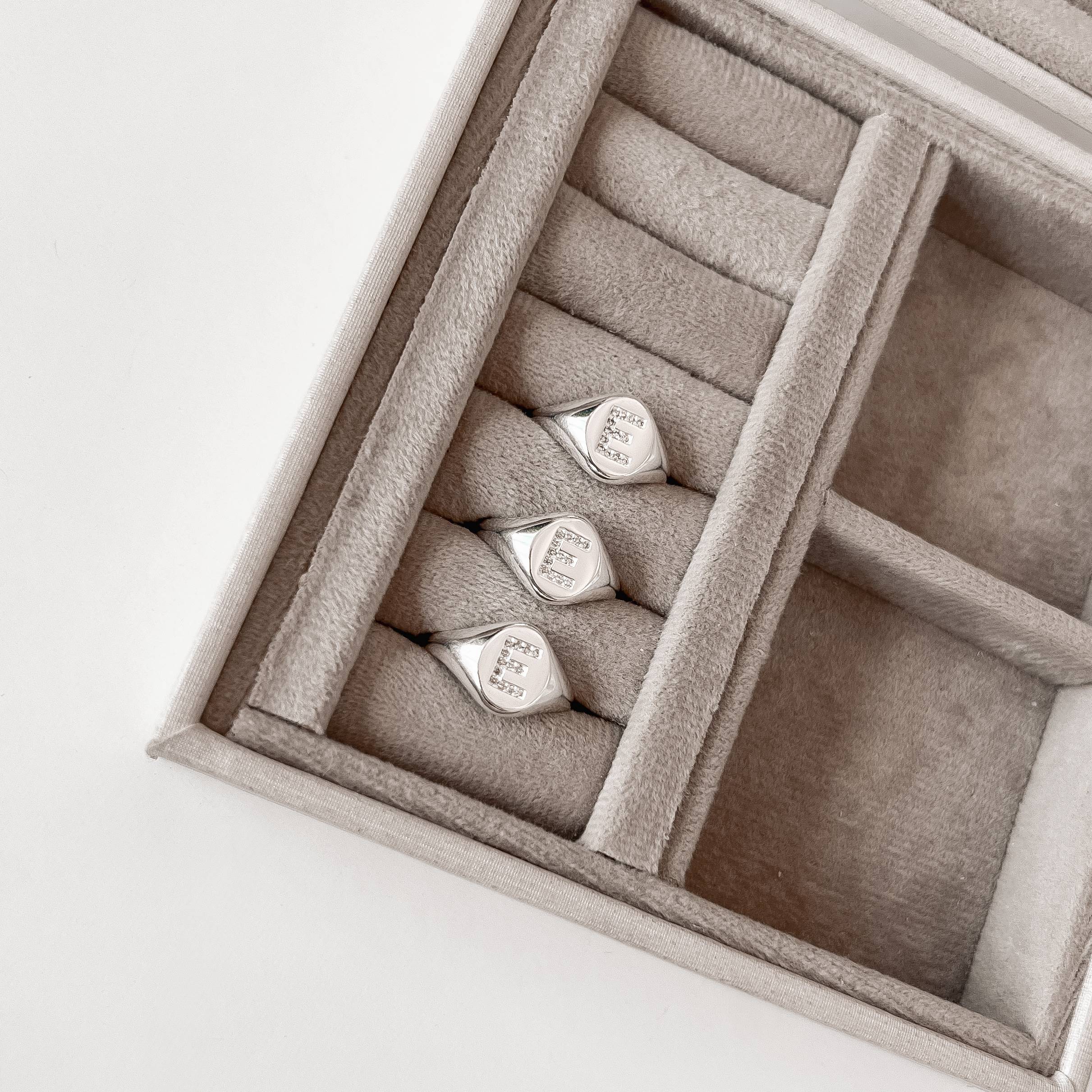 Anel oval letra E cravejada regulável G