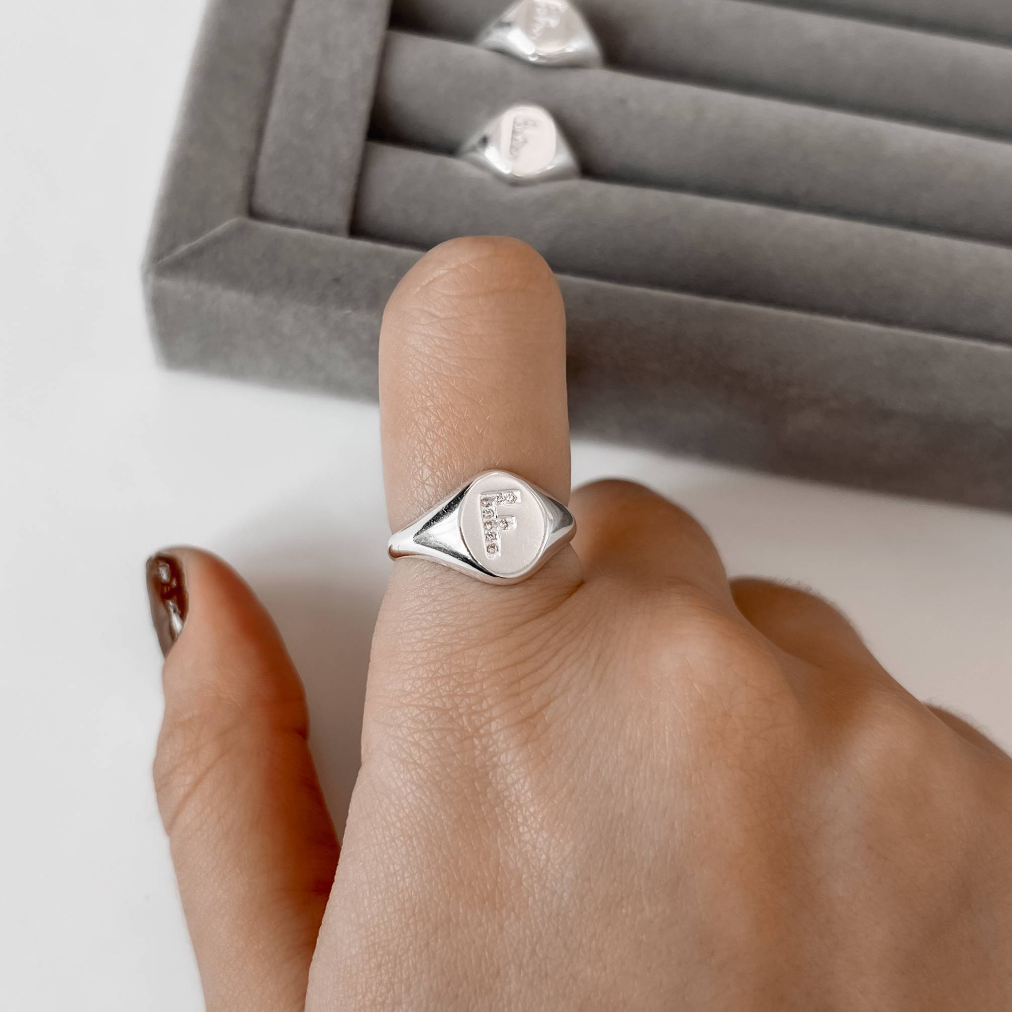 Imagem Anel oval letra F cravejada regulável P