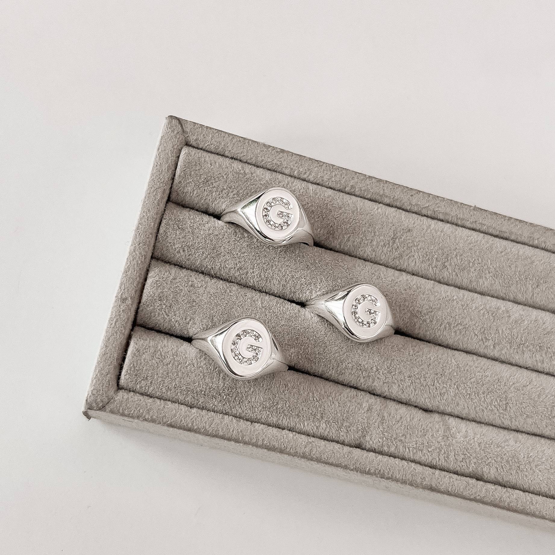 Anel oval letra G cravejada regulável P