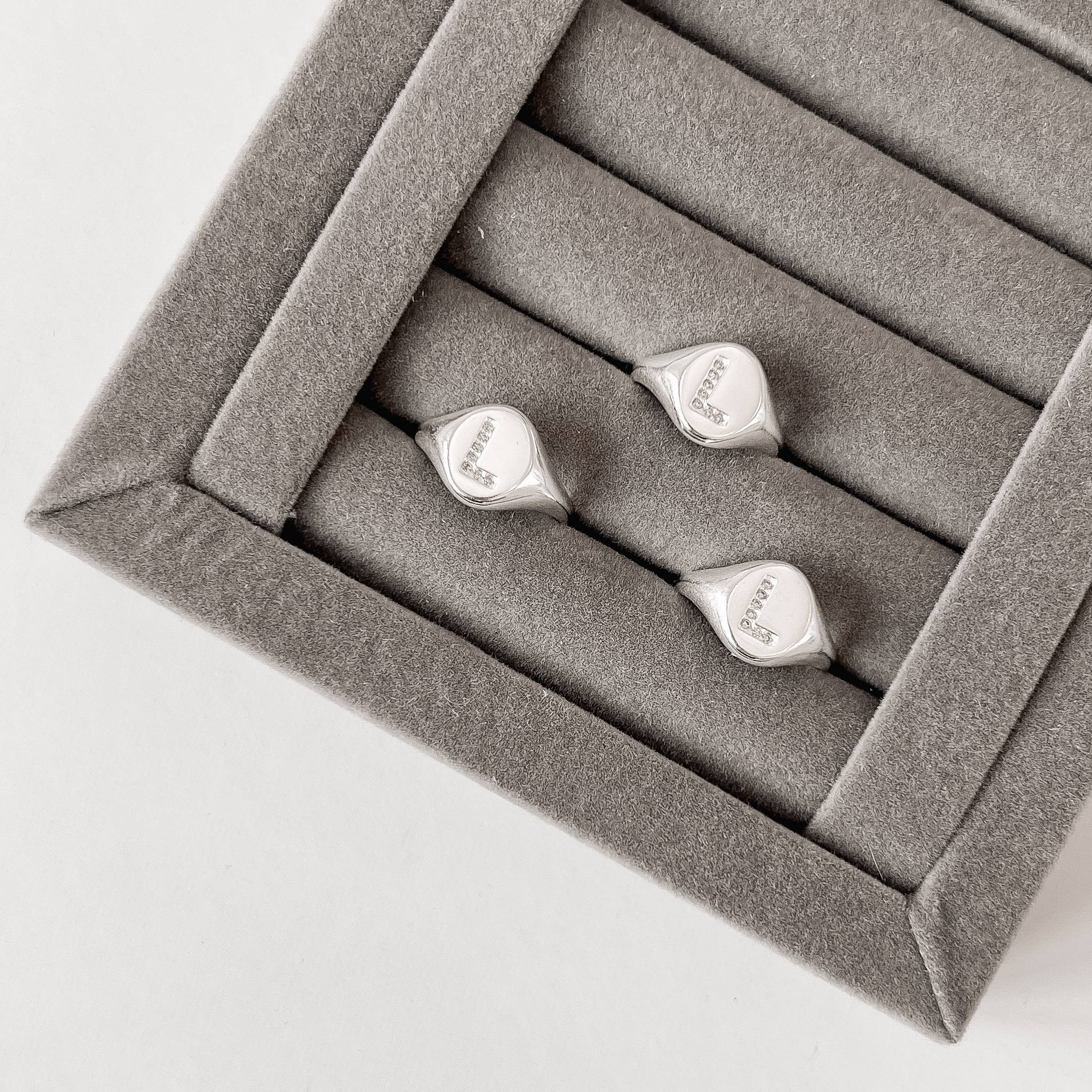 Anel oval letra L cravejada regulável P