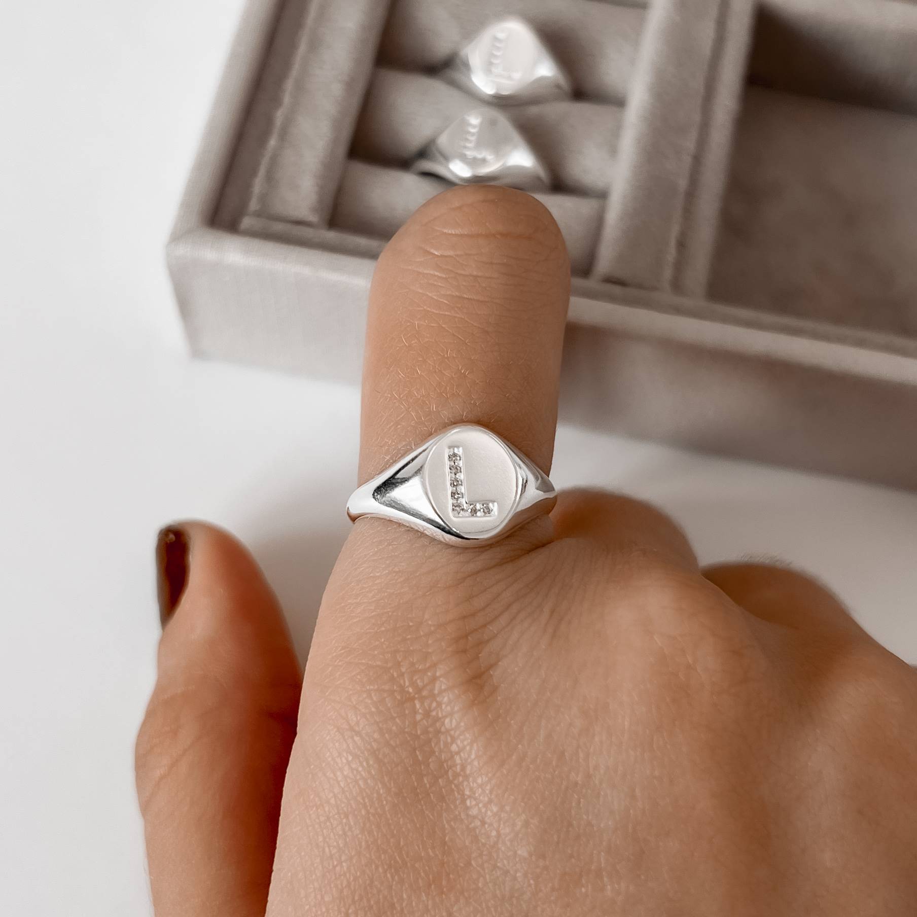 Imagem Anel oval letra L cravejada regulável G